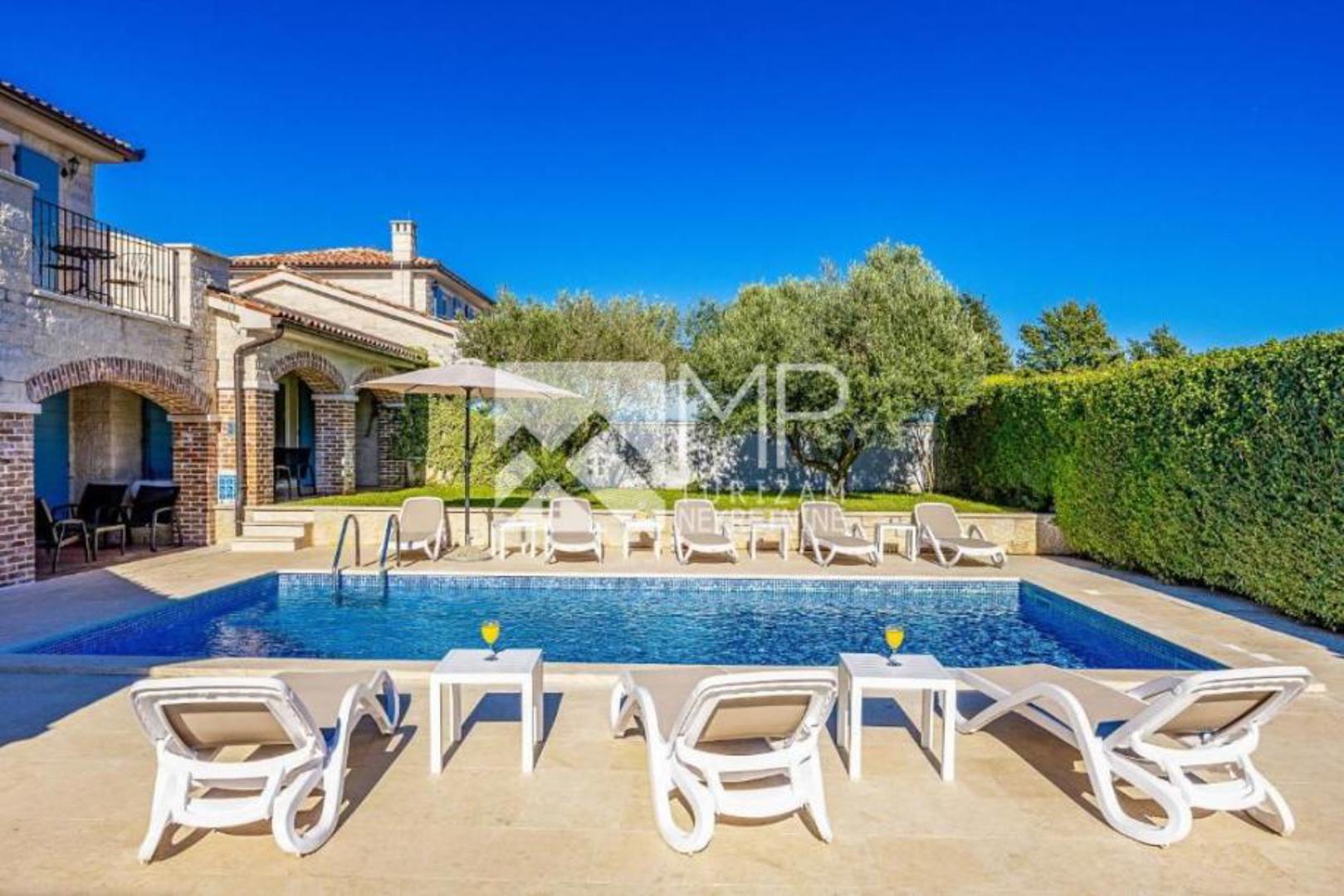 Ukupna stambena površina iznosi 440 kvadrata, a okućnica se prostire na 1340 kvadrata.

