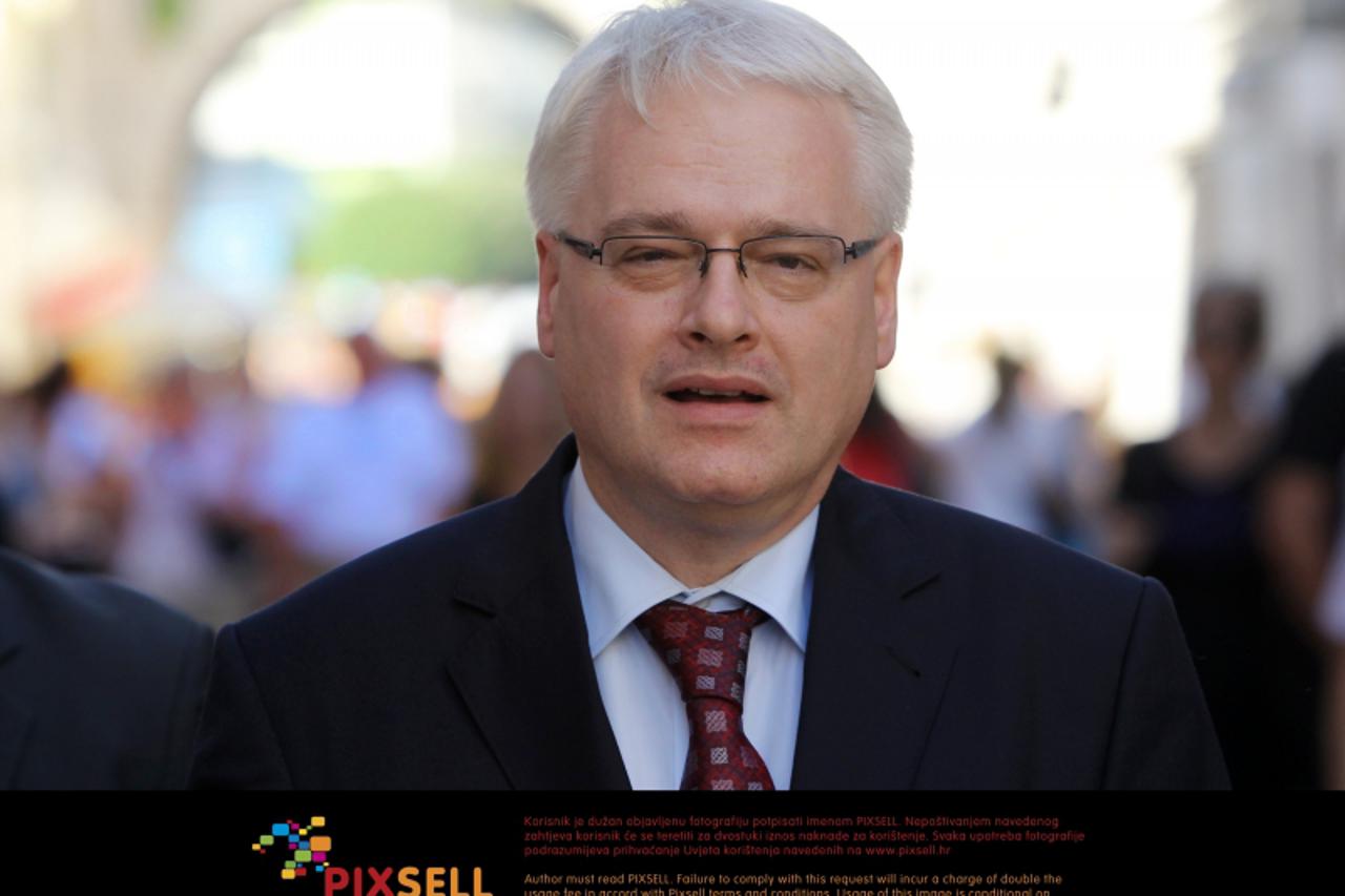 \'08.07.2010. Zadar - Predsjednik Ivo Josipovic u posjetu Zadru razgledavao je Muzej antickog stakla te urucio plakete Zadranima zaduzenim za kulturu grada. S gradonacelnikom Zvonimirom Vrancicem popi