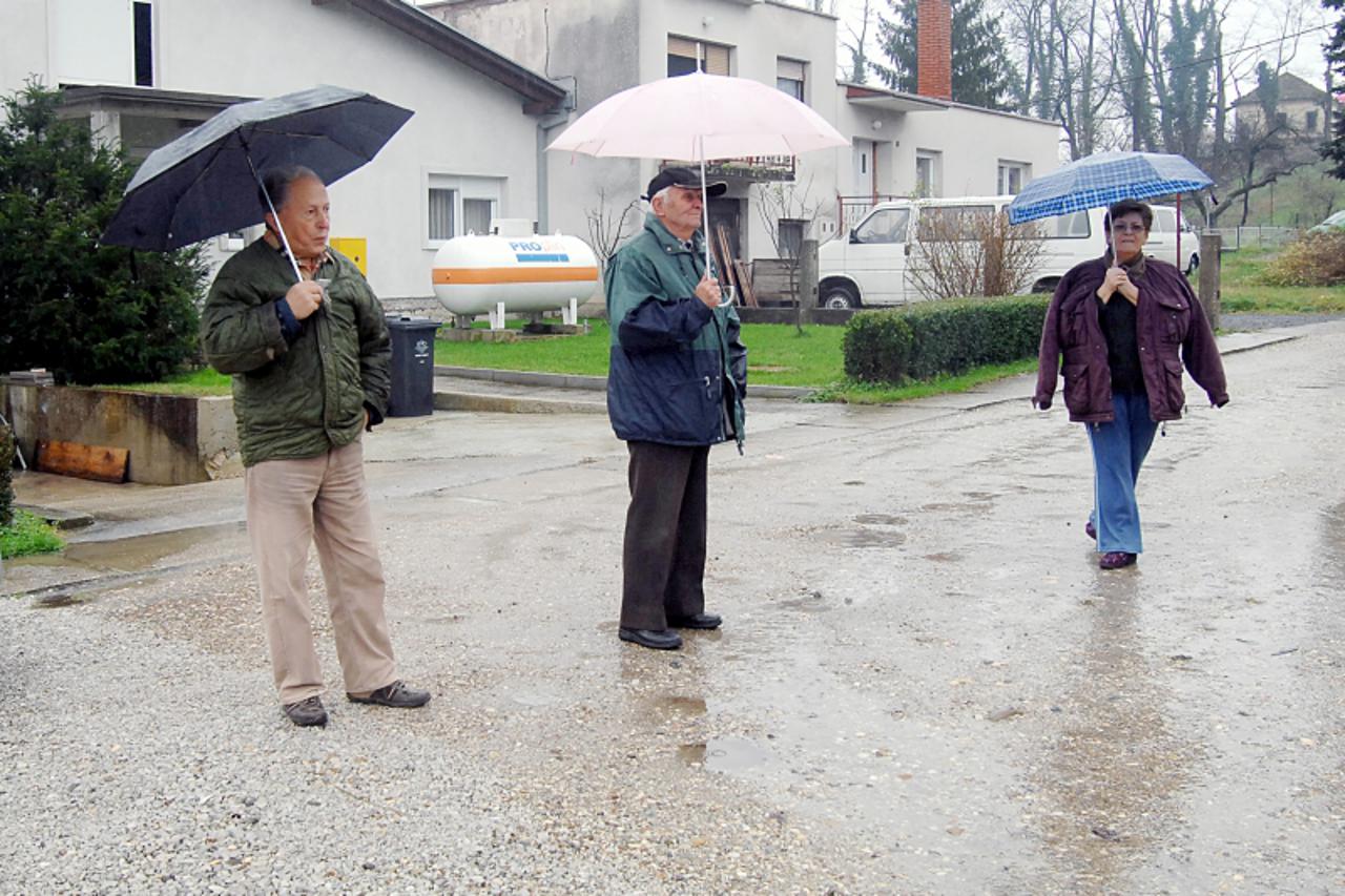 \'01.12.2010., Sisak - Stanovnici Ulice dr.Ive Pedisica ljuti su na gradsku vlast sto 40 godina nije asfaltirala njihovu ulicu. Photo:Nikola Cutuk/PIXSELL\'