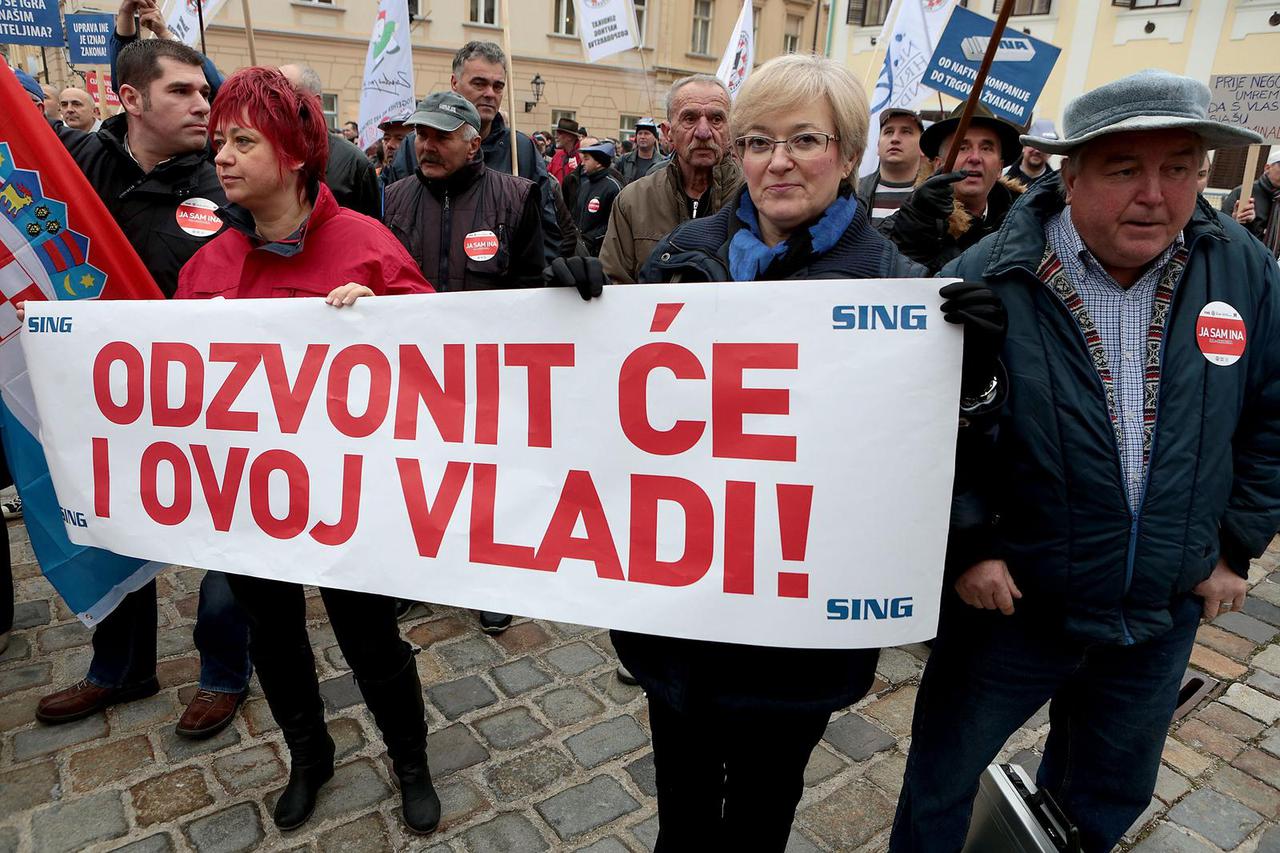 ARHIVA - 2014. Zagreb: Prosvjed radnika INA-e i Imunološkog zavoda na Markovom trgu