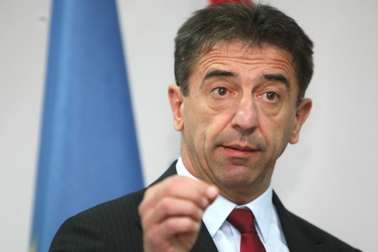 '18.11.2010. Zagreb, Hrvatska - Ministar zdravstva Darko Milinovic sazvao je izvanrednu konferenciju za novinare kako bi opovrgnuo navode da je primao placu iz crnog fonda HDZ-a.  Photo: Petar Glebov/