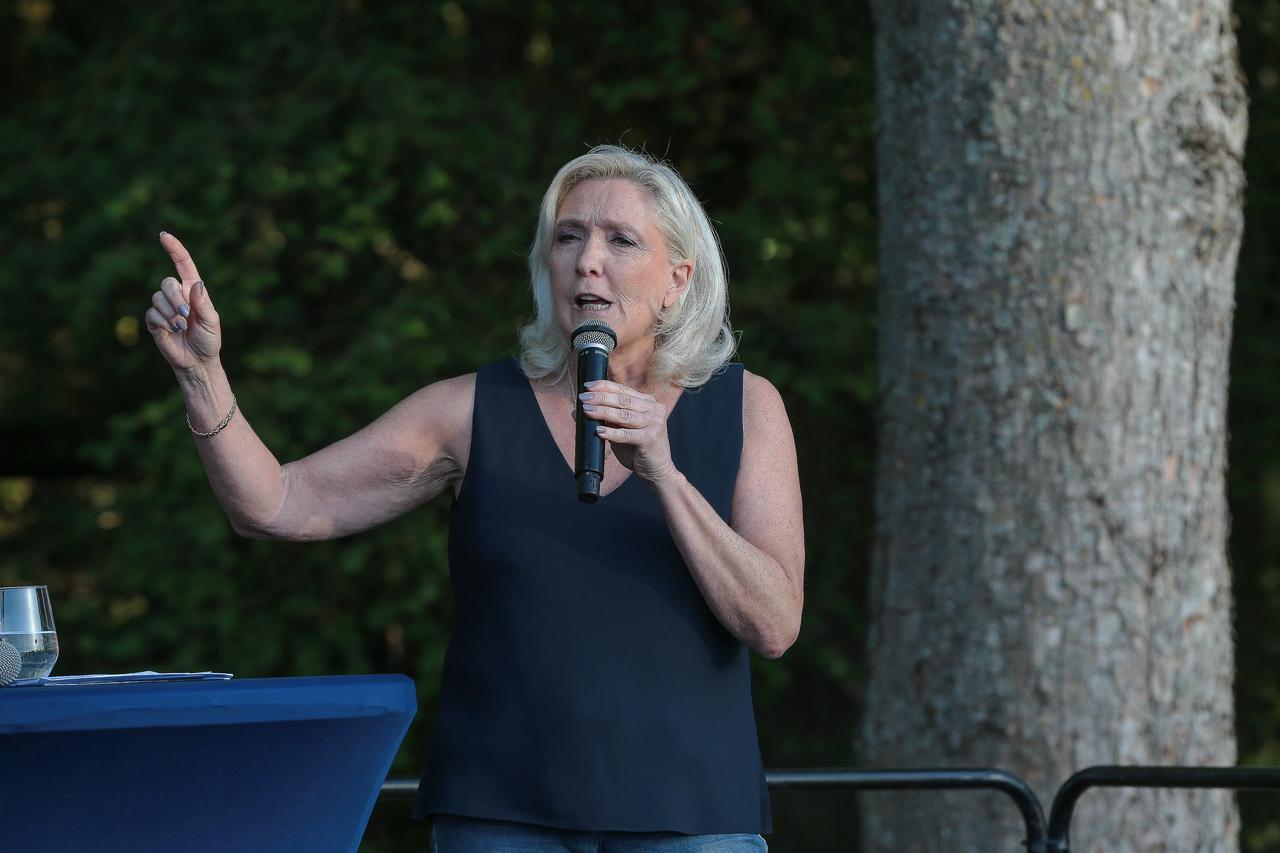Les deux figures du Rassemblement national (RN), Jordan Bardella et Marine Le Pen, réunis pour une "fête champêtre" à Liévin (Pas-de-Calais)