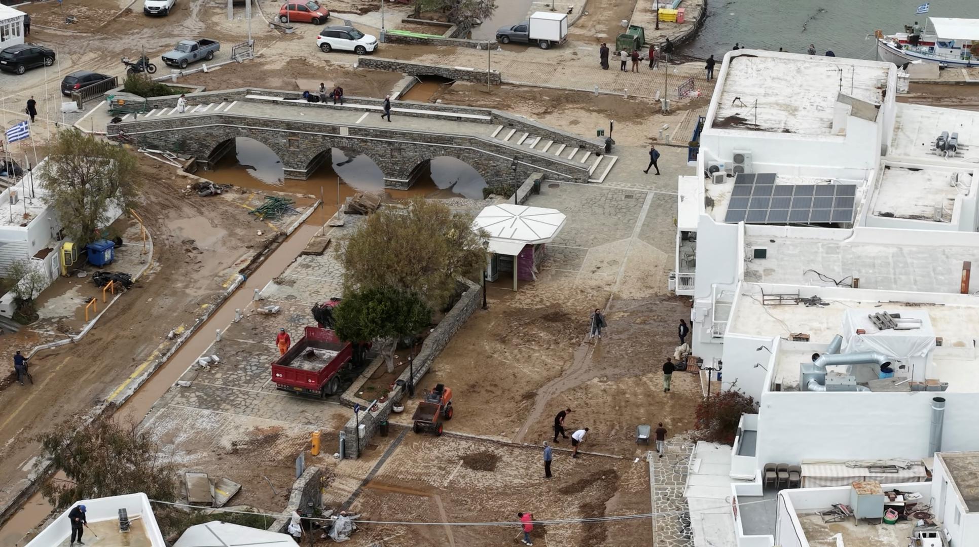 Škole su zatvorene, a vlasti su pozvale stanovnike da izbjegavaju putovanja, javljaju lokalni mediji. Ovaj tjedan očekuju se daljnje obilne padaline.