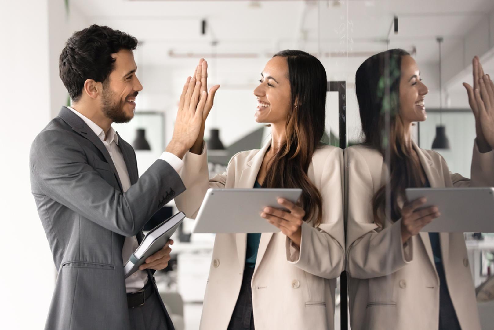 Povjerljivost: Iskren i pouzdan muškarac automatski je privlačniji, jer uz njega žena osjeća sigurnost. Ako je dosljedan, govori istinu i ono što kaže doista vrijedi, s njim se može graditi ozbiljna veza. Dugoročno, i njoj i njemu treba netko na koga se mogu osloniti, a bez povjerenja toga nema.