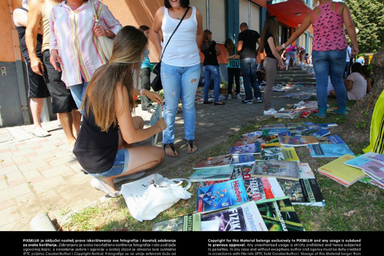 '17.08.2013., Zapresic - Ispred zgrade Puckog ucilista odrzana je prva razmjena i prodaja skolskih udzbenika za osnovnu i srednju skolu u Zapresicu.  Photo: Tomislav Miletic/PIXSELL'