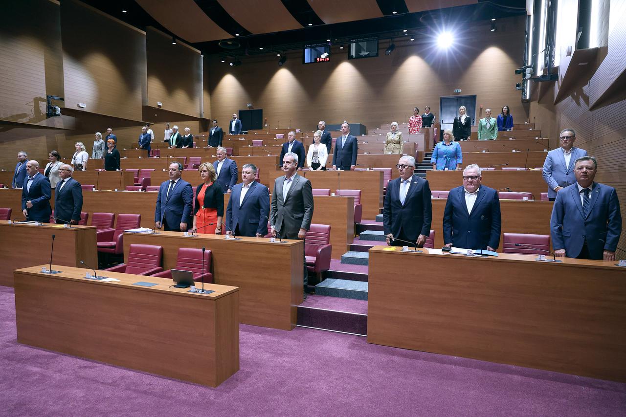 Zagreb: U Saboru minuta šutnje za žrtve Srebrenice