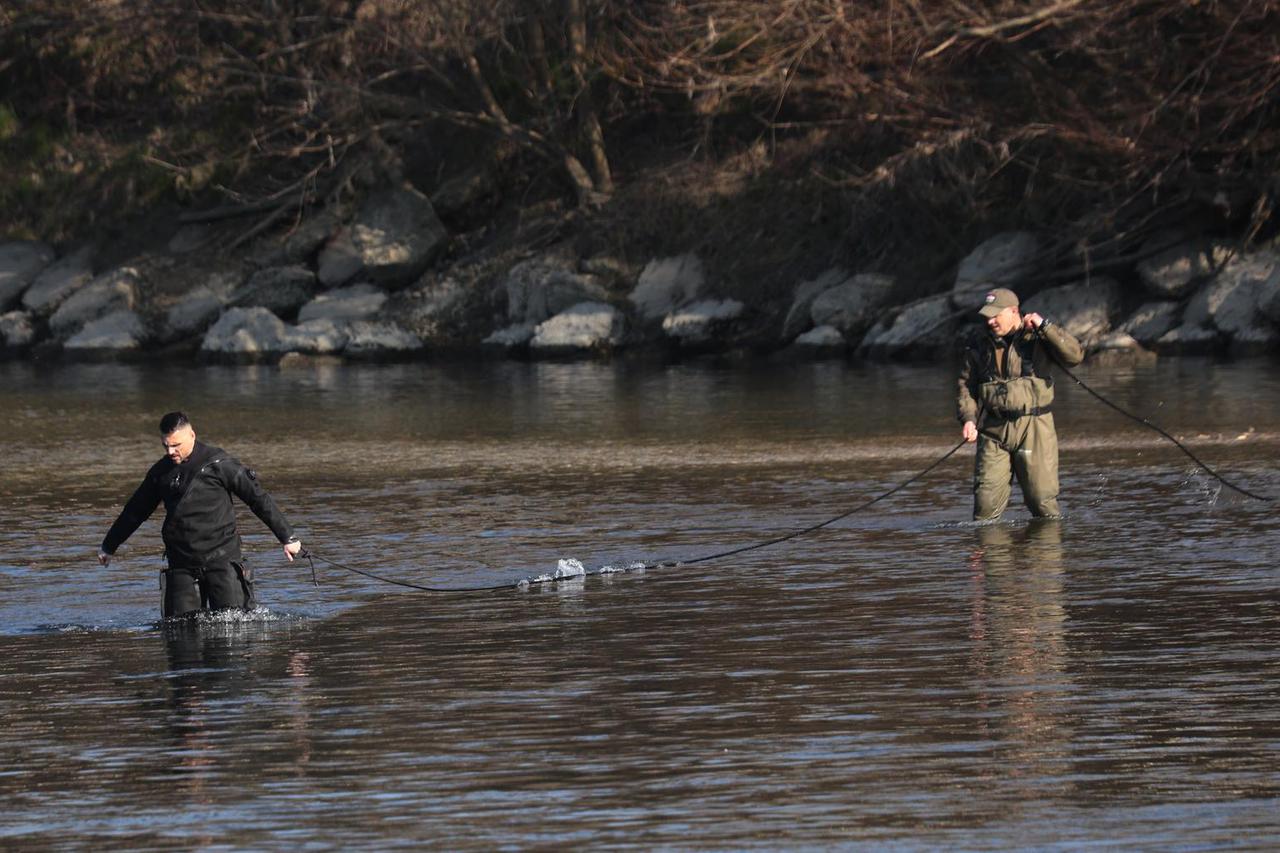 Očevid nakon pada letjelice nastavlja se na rijeci Savi, ronioci izvlače dijelove