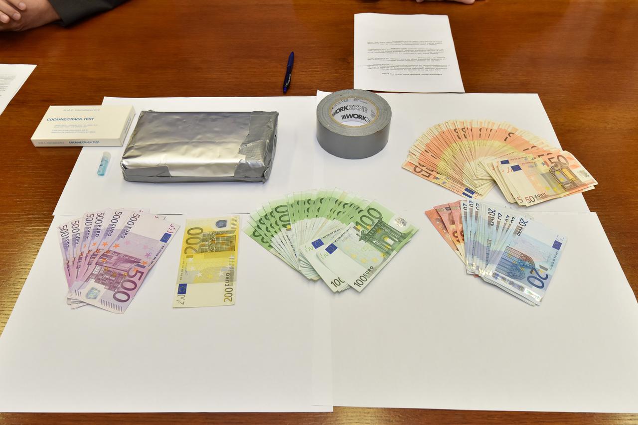04.09.2015., Zadar - Nacelnik PU Zadarske na izvanrednoj konferenciji za medije prezentirao je uspjesno okoncanu akciju zapljene preko kilograma cistog kokaina. Droga je pronadjena u vozilu njemackih registarskih oznaka na odmoristu Nadin na autocesti A1.