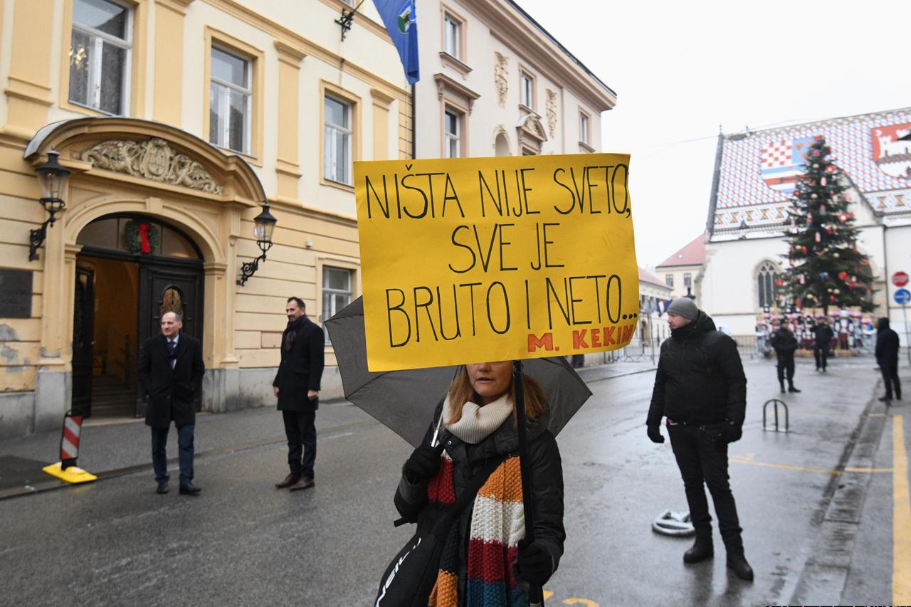 Zagreb: Prosvjed roditelja odgajatelja ispred Gradske skupštine zbog najave modificiranja te mjere