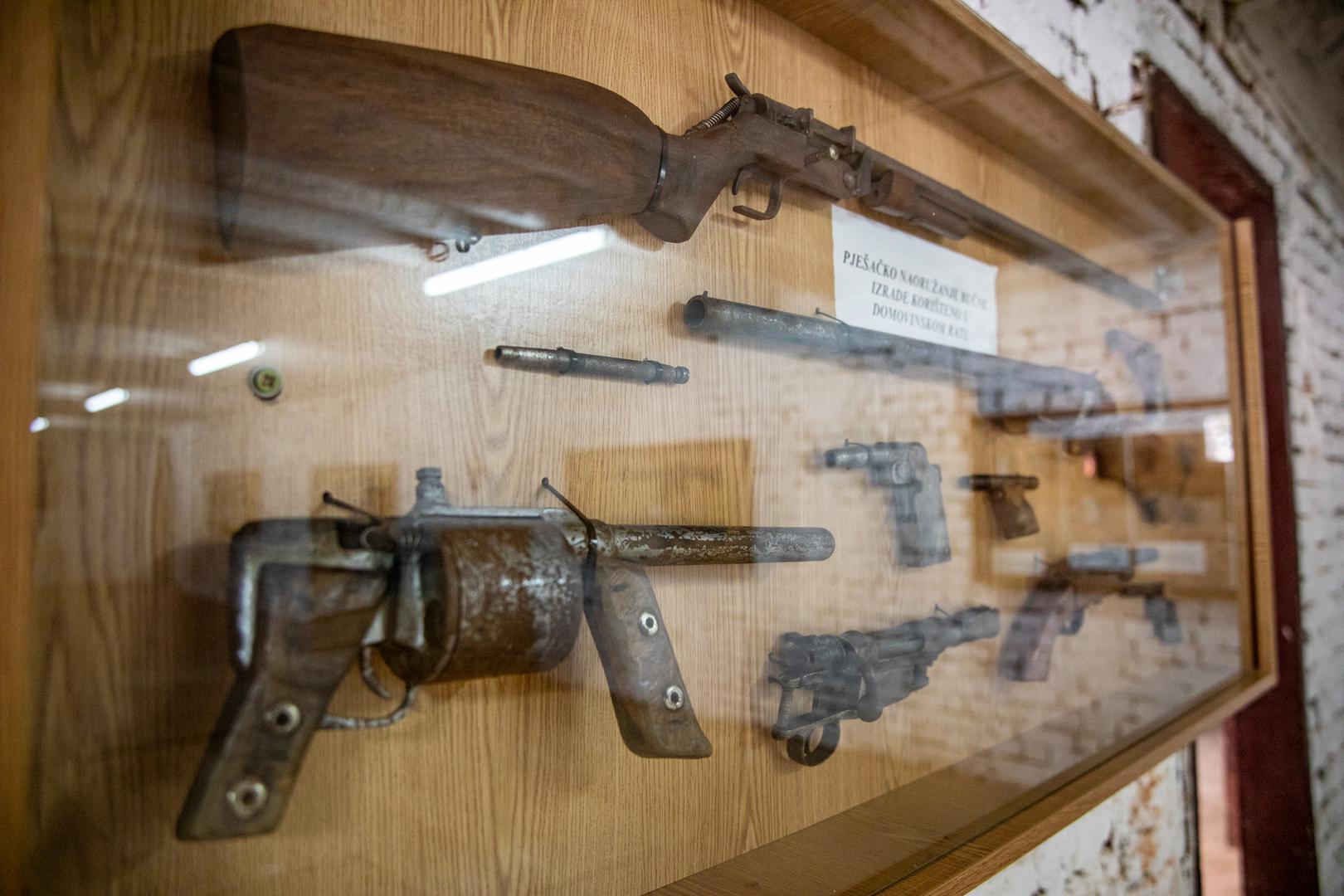 U Memorijalnom centru Domovinskog rata u Vukovaru, smještenom u prostorima bivše vojarne 204. vukovarske brigade, prikazana su oružja koje su borci koristili u Domovinskom ratu. 
