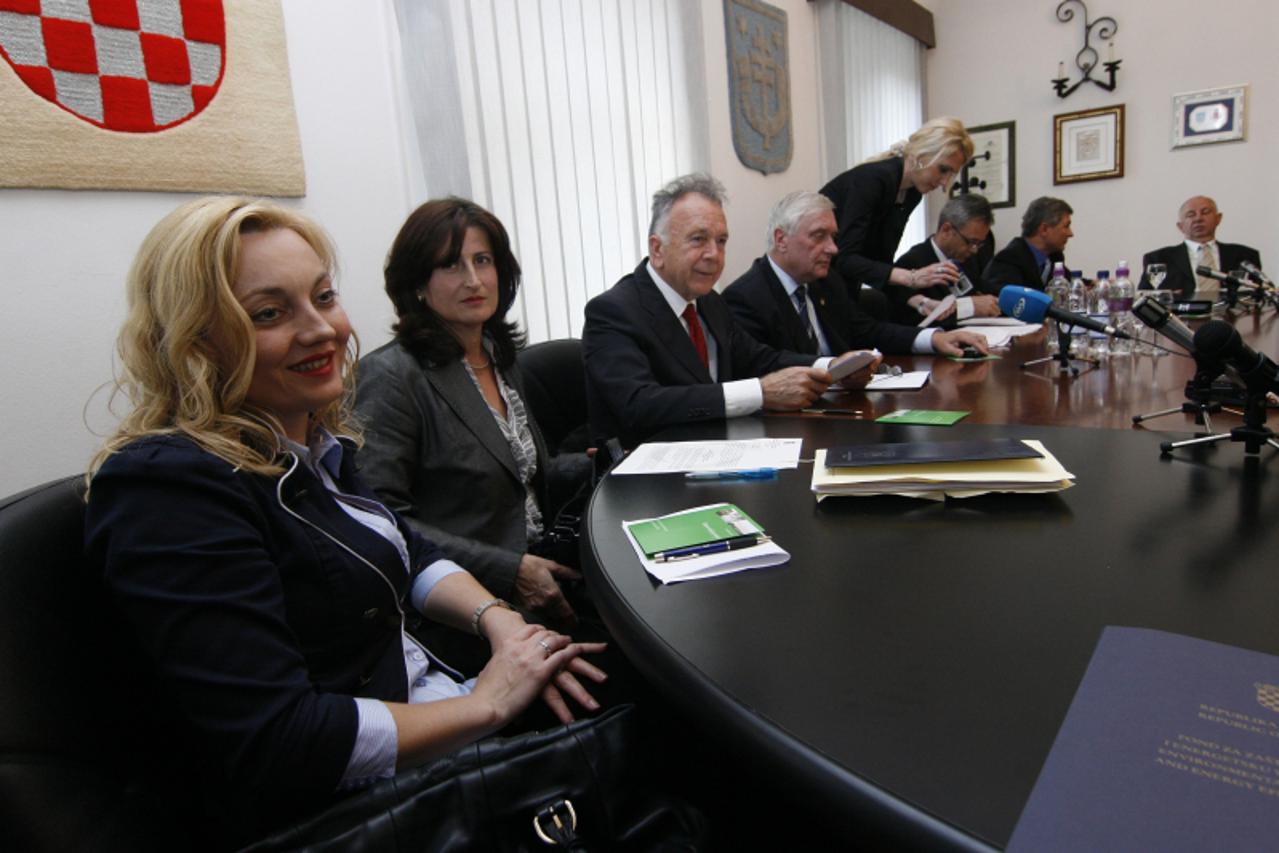 \'Krizevci, 12.09.2010 - S lijeva: Predsjednica saborskog Odbora za zastitu okolisa Marijana Petir, ravnateljica Javne ustanove za upravljanje zasticenim prirodnim vrijednostima Koprivnicko-kriu009Ee