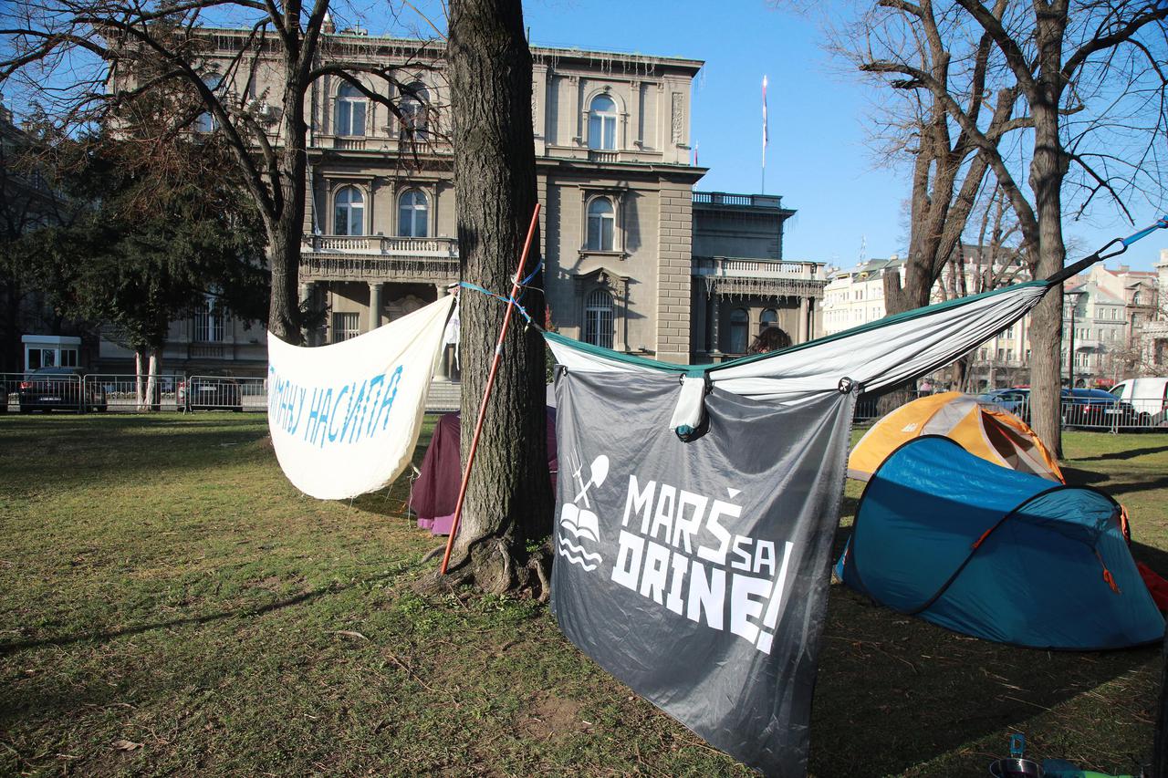 Beograd: Eko aktivisti noćili ispred zgrade Predsjedništva Srbije