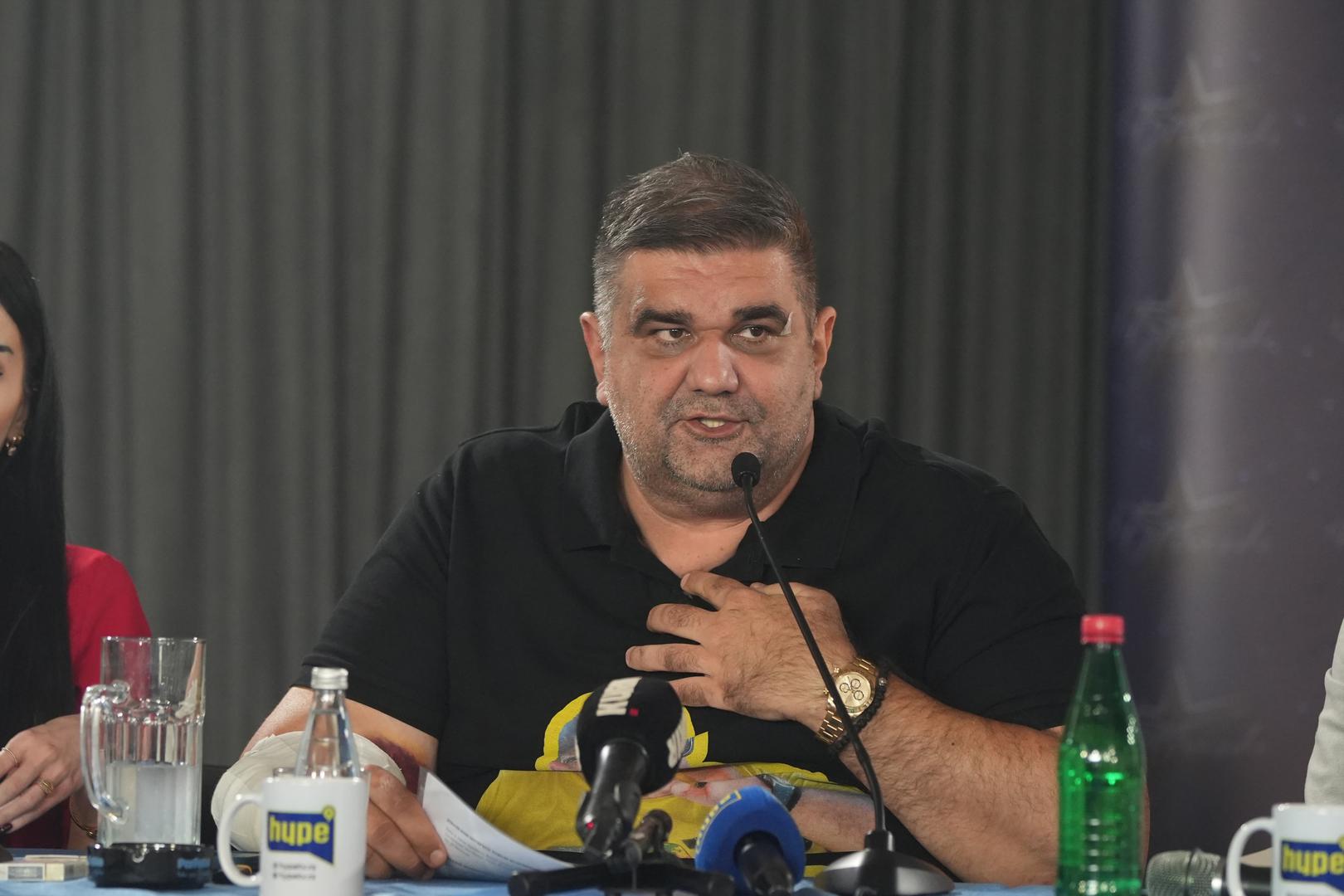 S čovjekom se nikada nisam upoznao. Osim što sam osporio nastup Ace Lukasa jer je htio starlete da se popne na pozornicu. Zbog toga sam dobio prijetnje od čovjeka koji se predstavlja kao menadžer - izjavio je Mirković na konferenciji.