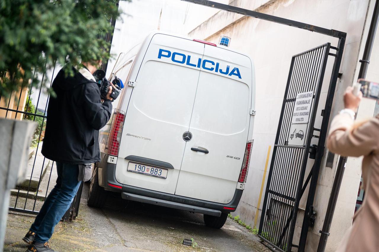 Zagreb: Policijsko vozilo u kojem je navodno Mile Kekin dolazi u USKOK u Vlašku ulicu