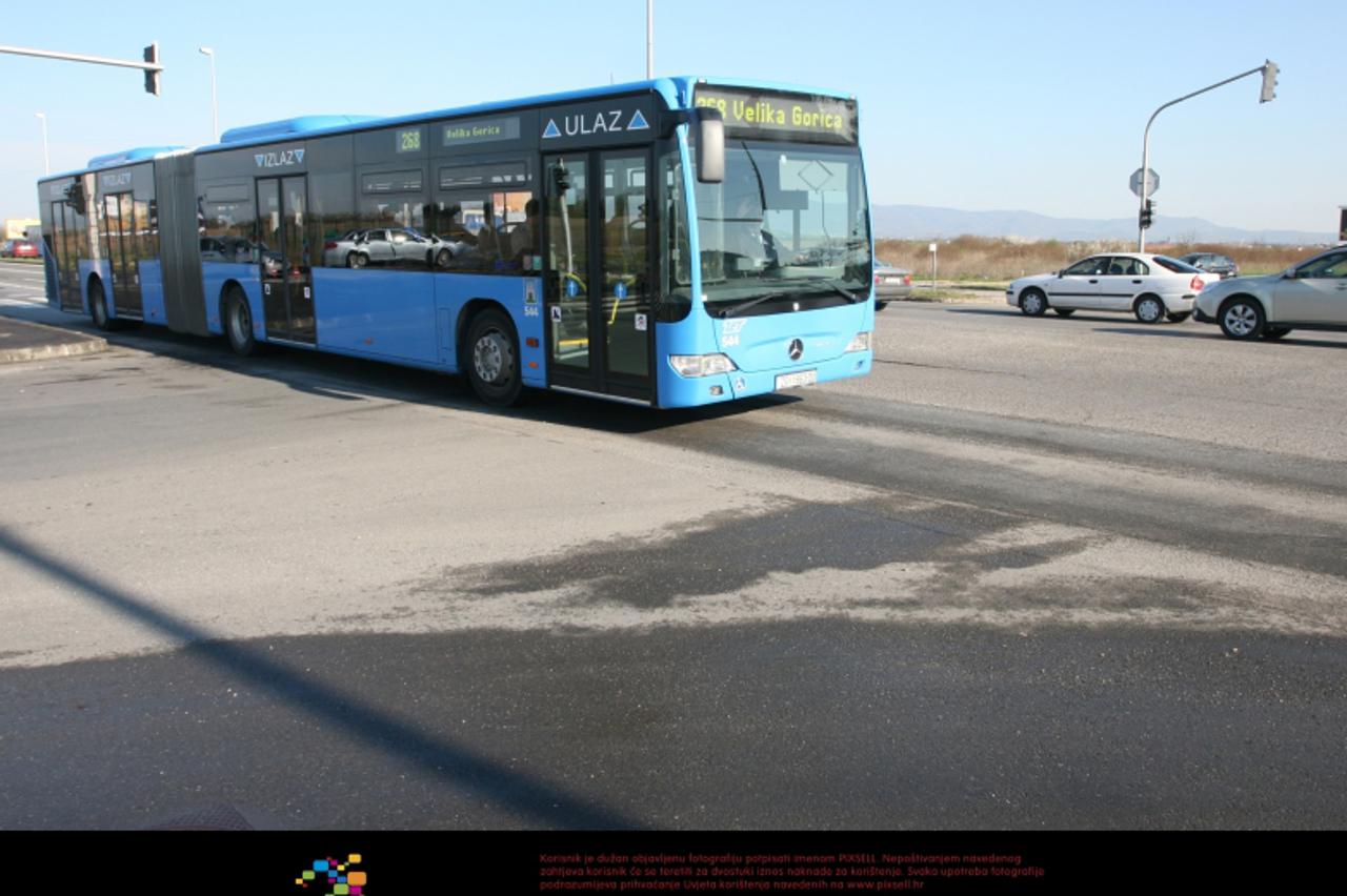 '06.04.2010., Velika Gorica - U prometnoj nesreci na krizanju Zagrebacke i Fizirove ulice u Velikoj Gorici tesko je ozlijedjen vozac Forda Fieste. Vozac je prevezen u bolnicu, a okolnosti nesrece jos 