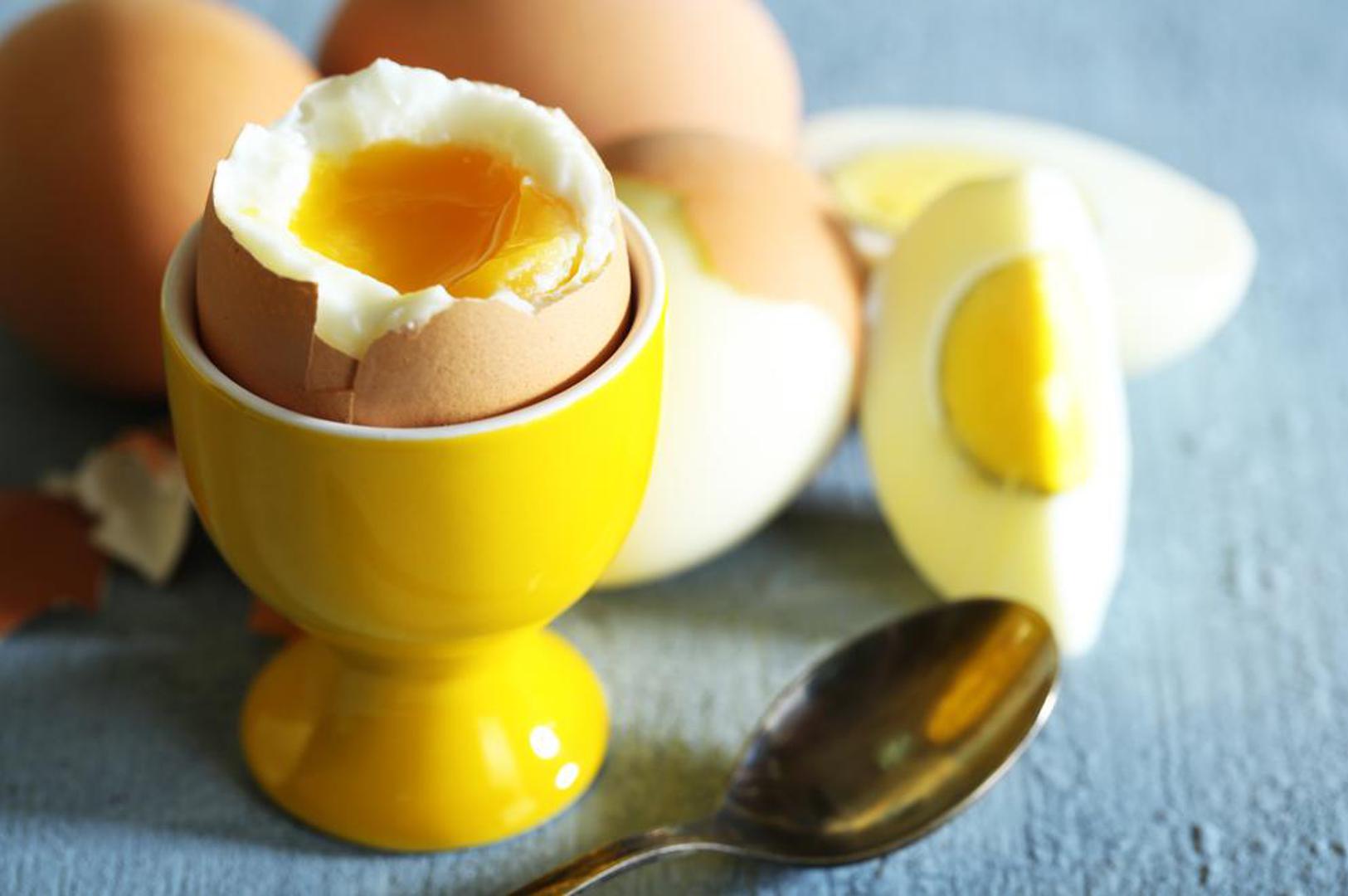 Jaja – odličan su izvor biotina, najvažnijeg vitamina B koji čini osnovu naše kože, noktiju i kose. Jaja također sadrže i selen koji štiti kožu od vanjskih oštećenja nastalih nakon izlaganja suncu.
