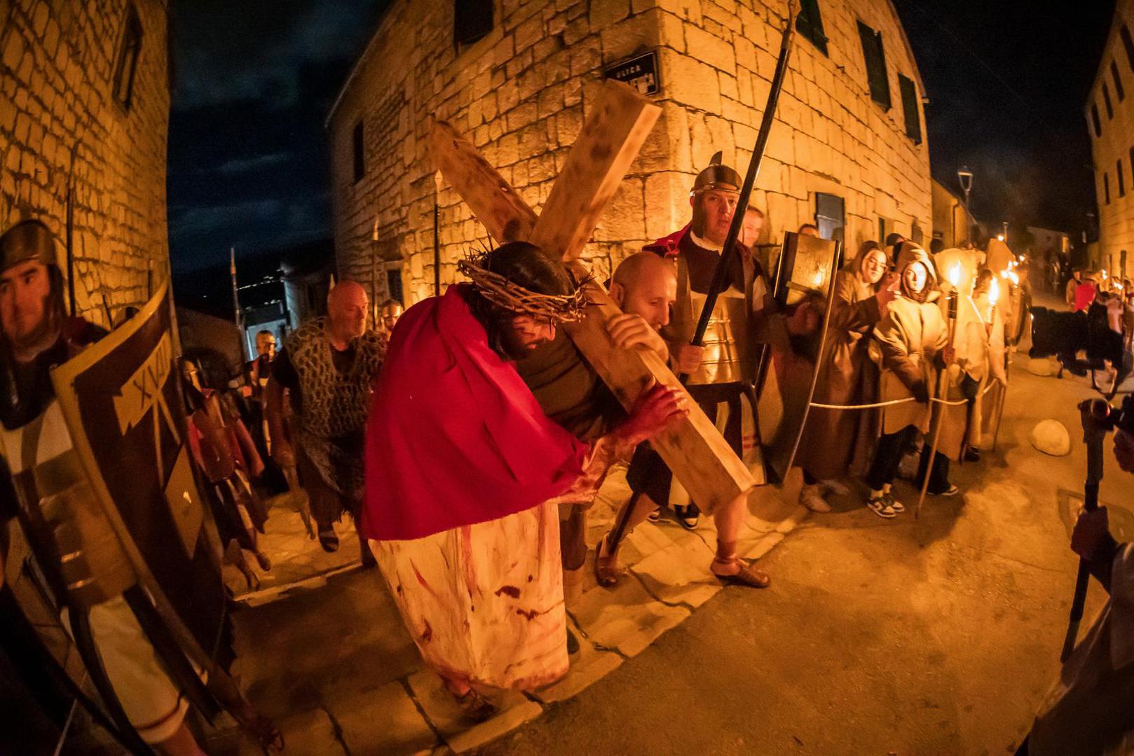 Na kraju križnoga puta na imotskoj Golgoti uprizoreno je razapinjanje, smrt na križu, skidanje s križa i polaganje u grob. 