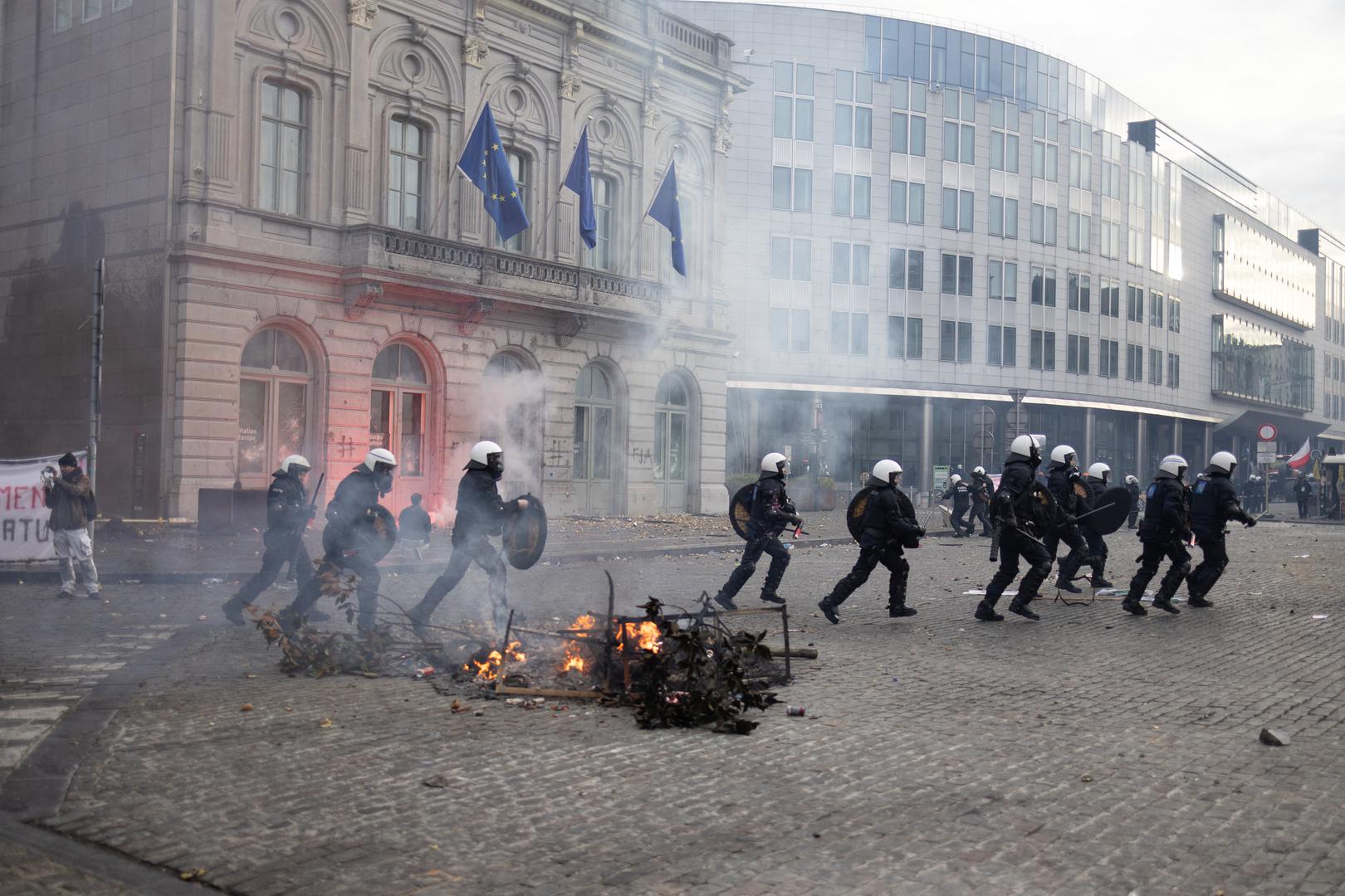 Kritičari trgovinskog sporazuma, koji se pripremao 25 ​​godina, kažu da bi jeftina roba mogla preplaviti tržište na štetu europskih proizvođača.
