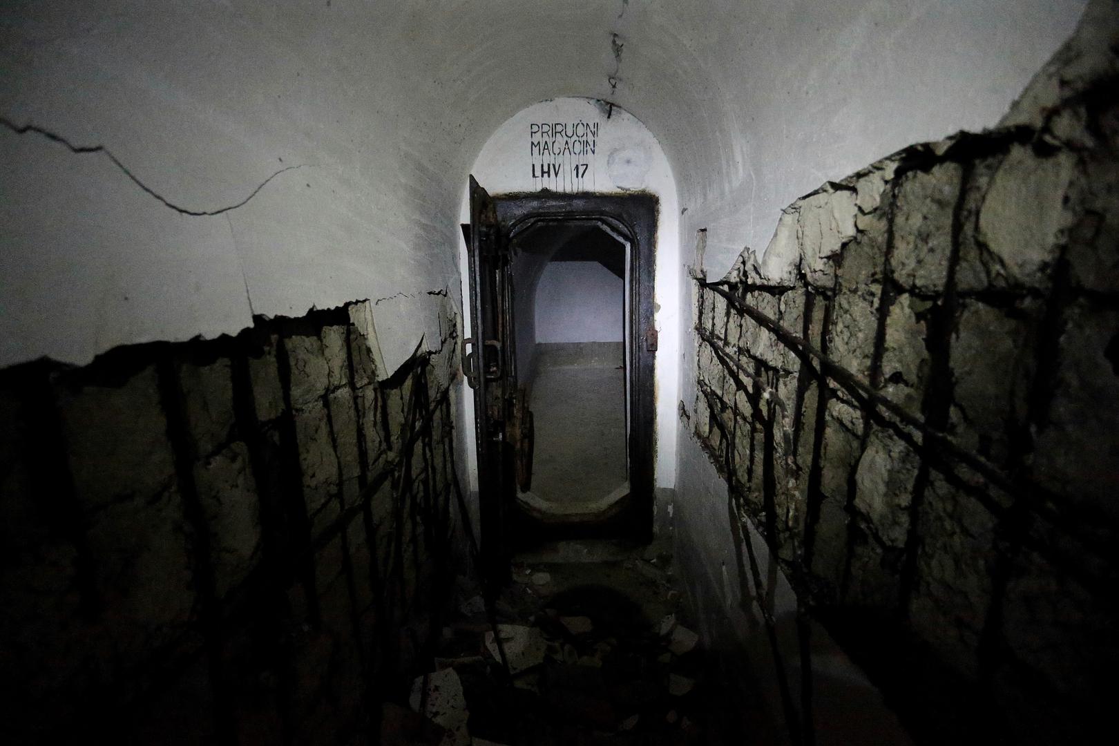 Do 1991. godine Vis je bio zatvoreni vojni otok nedostupan stranim posjetiteljima. Tijekom tog razdoblja, Tito je izgradio impresivnu mrežu vojnih tunela i baza, uključujući podmornički tunel dug 110 metara koji je bio nevidljiv iz zraka. Danas su ovi tuneli turistička atrakcija i dio su fascinantne vojne povijesti otoka.
