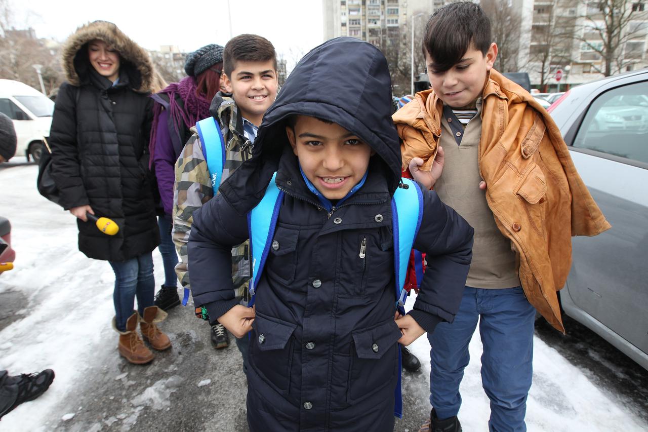 16.01.2017.6. Zagreb-  Djeca azilanti koji su smjesteni u hotelu Porin krecu prvi dan u skolu. Na ulazu u o.s. 