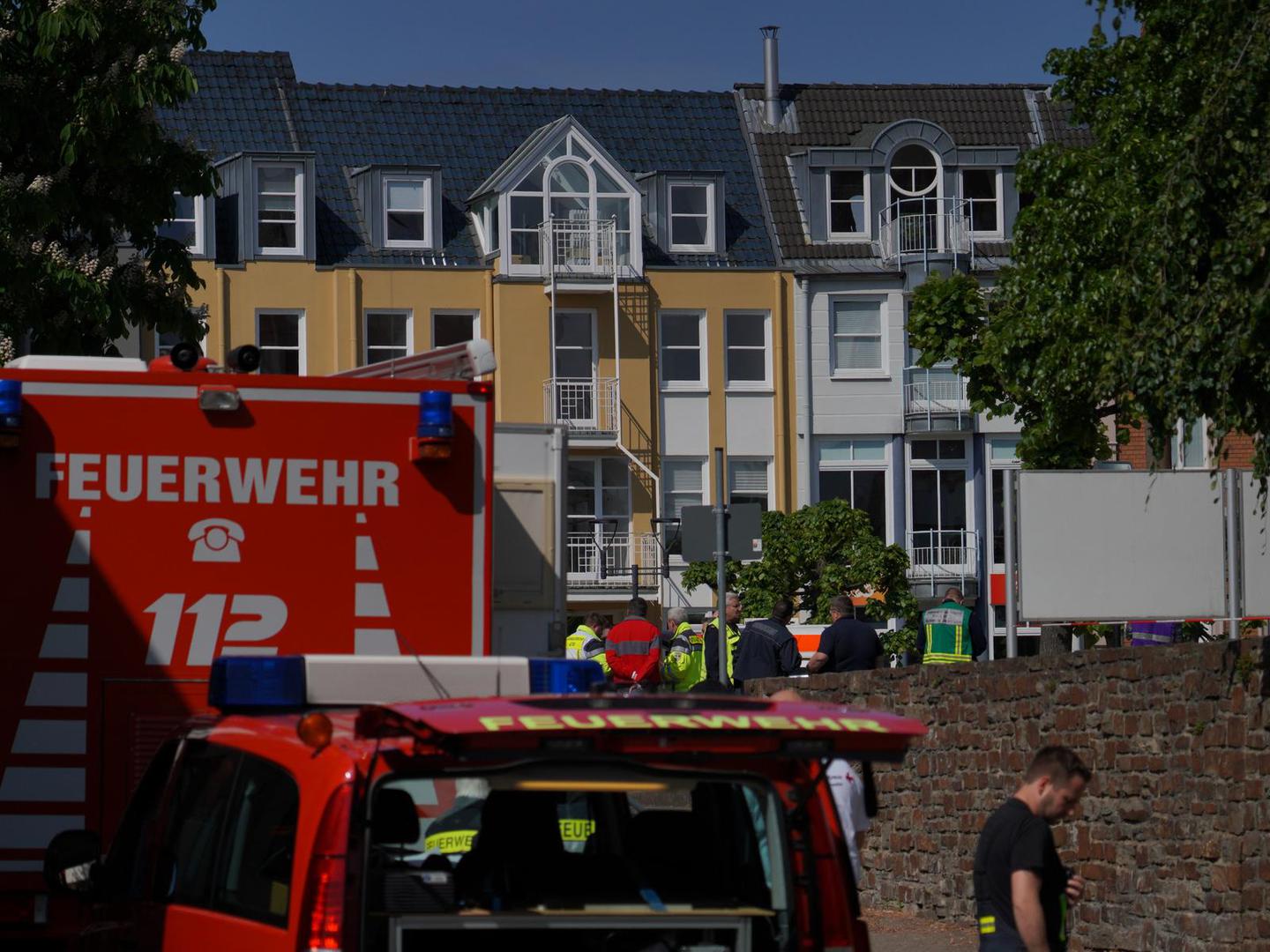 08 May 2026, Rhineland-Palatinate, Sinzig: Ambulances, police officers and police vehicles stand near the scene. According to initial police reports, a hostage situation has occurred at a bank branch in Sinzig, Rhineland-Palatinate. The emergency services are on the scene with a large contingent in the Ahrweiler district, according to the police. Photo: Sascha Ditscher/dpa Photo: Sascha Ditscher/DPA