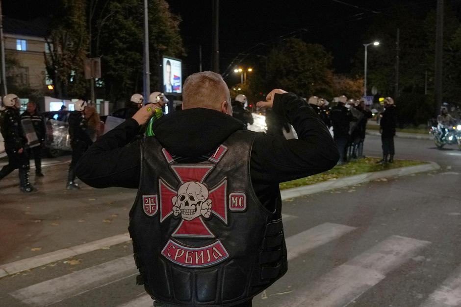 Beograd: Kordon policije štiti zgradu TV Pink, građani se okupili ispred zgrade