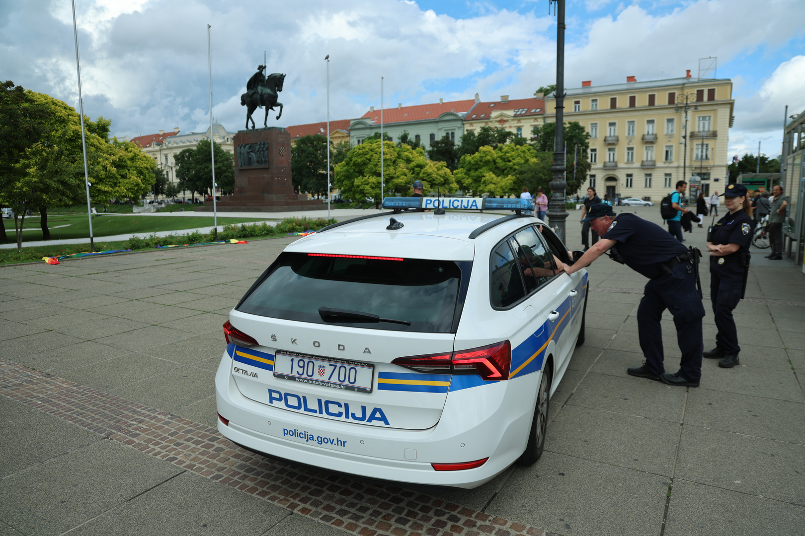 Za sada nije poznato ni što se dogodilo sa zastavama u noći s ponedjeljka na utorak.