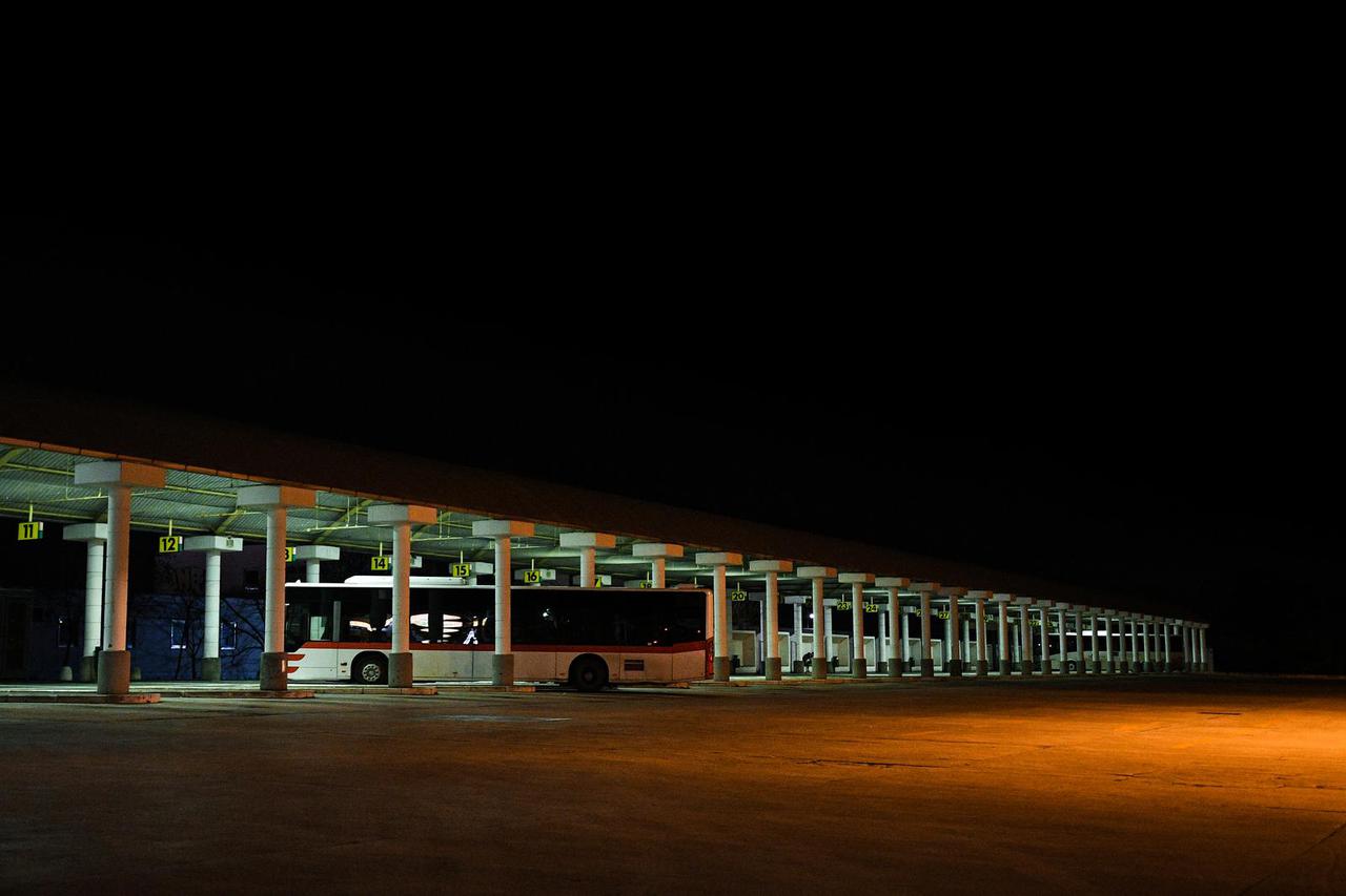 Zadar: Autobusni kolodvor noću