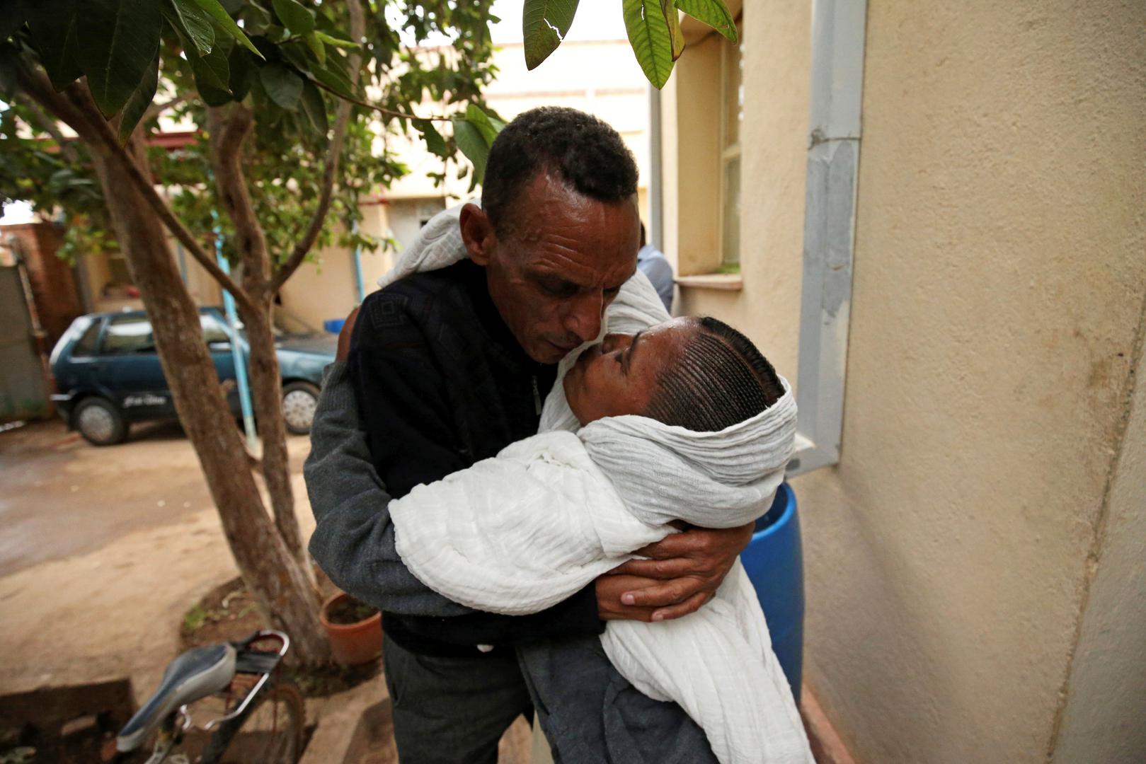 Nakon što su se eritreanski predsjednik Isaias Afwerki i etiopski premijer Abiy Ahmed rukovali, zagrlili i obećali da će uspostaviti veze, Addisalem je bio među 400 putnika koji su u srijedu odletjeli u Asmaru na prvom izravnom letu između afričkih susjeda od 1998. godine.