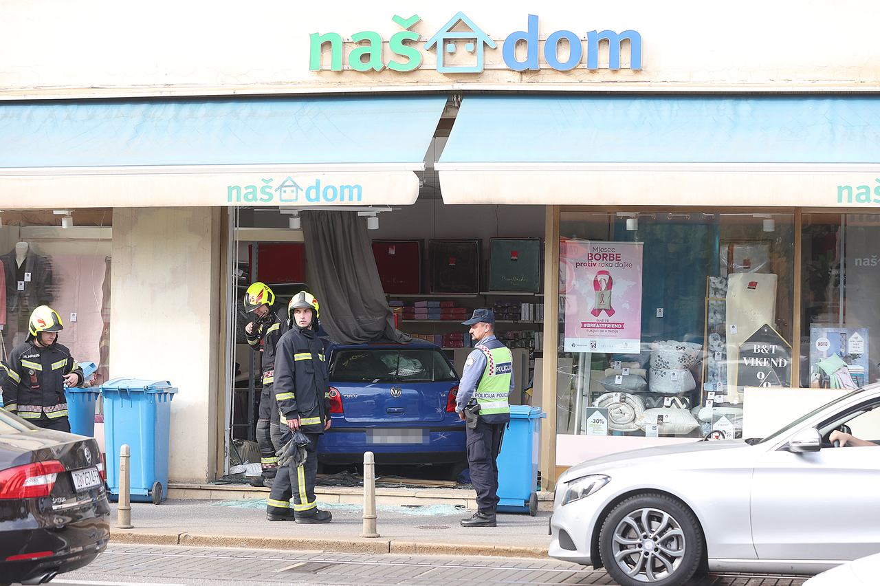 Zagreb: Autom uletio u trgovinu
