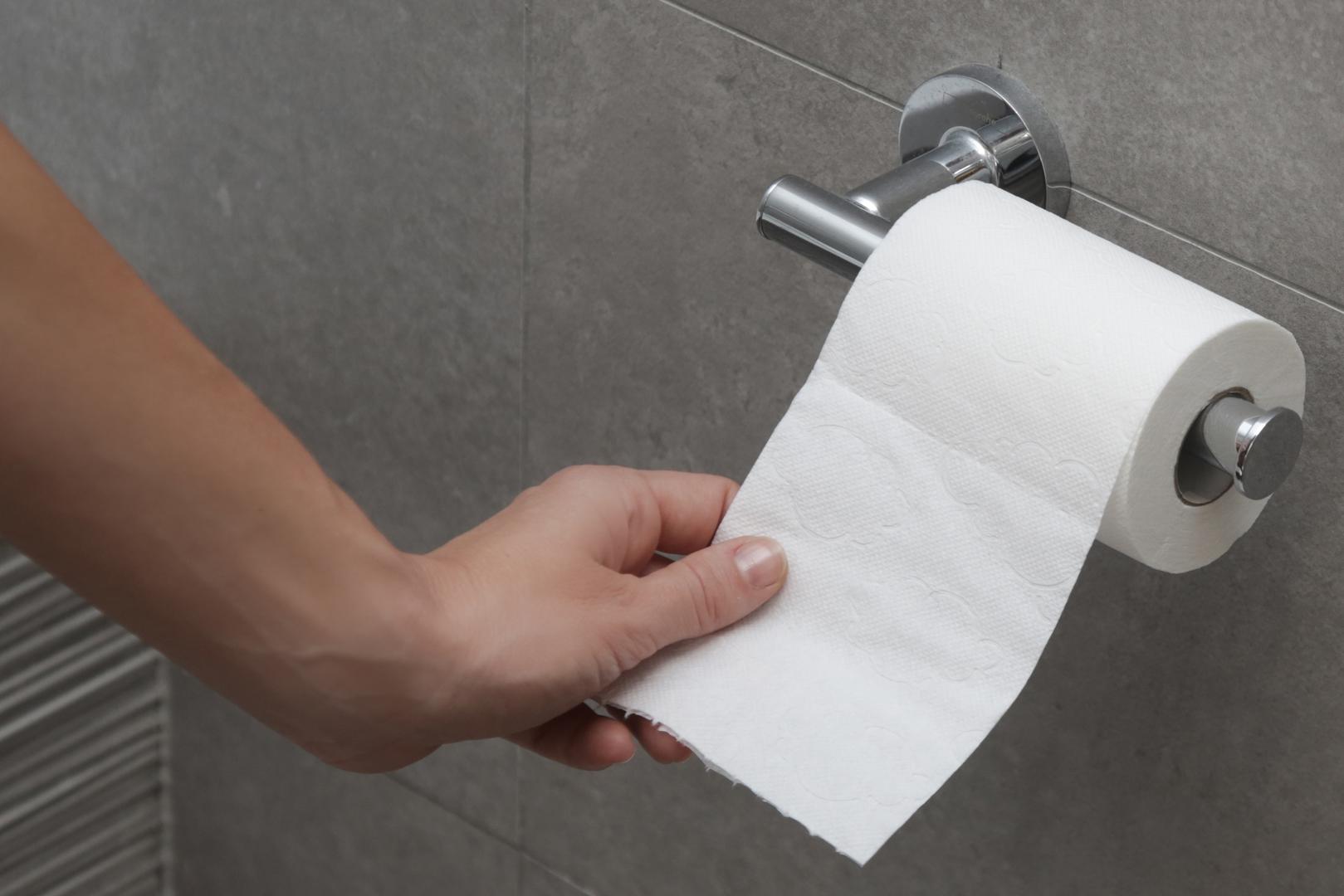 5. Loša higijena u kupaonici: "Nepravilna higijena može unijeti bakterije u mokraćni trakt. Brisanje odostraga prema naprijed, korištenje oštrih sapuna ili zanemarivanje pranja ruku može poremetiti prirodni mikrobiom tijela i povećati rizik od infekcija mokraćnog mjehura. Seksualna aktivnost također može prenijeti bakterije iz crijeva ili vaginalnog područja u mokraćni trakt. I muškarci i žene mogu smanjiti rizik od infekcije mokrenjem ubrzo nakon spolnog odnosa", rekla je Kamdar.