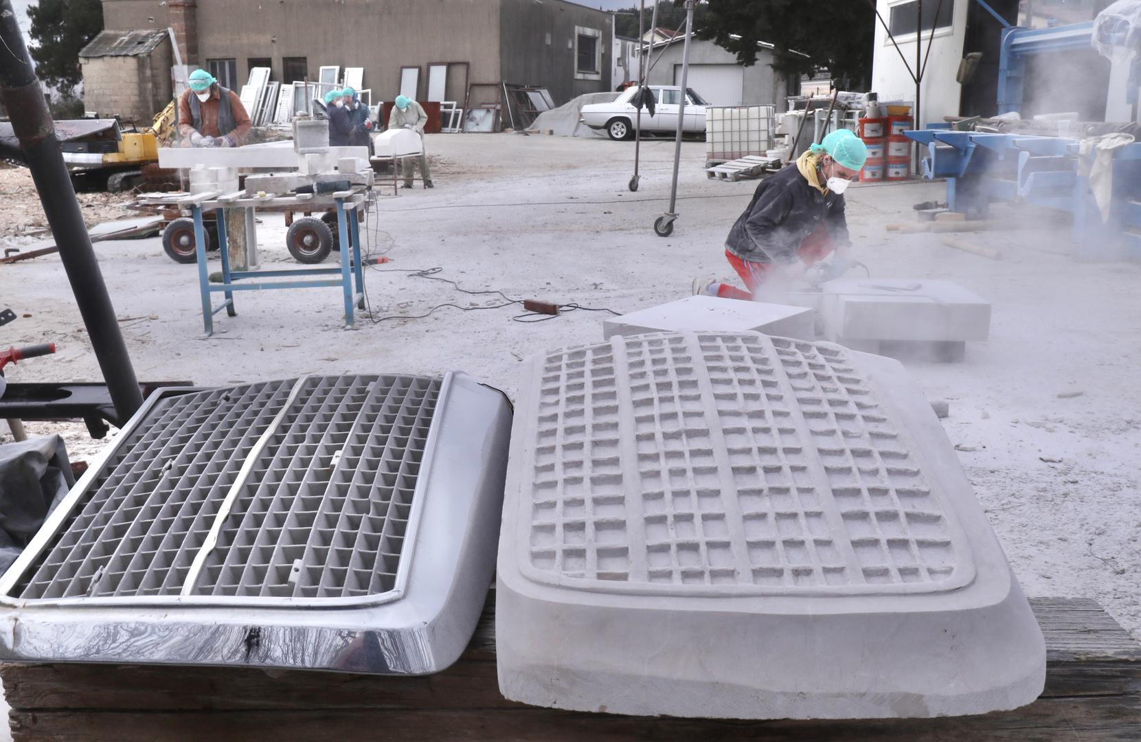 07.02.2024.,Imotski-Vrijedne ruke mladih umjetnika Roka Drzislava Rebica,,Emire Becirovic iz Ljubljane Karla Mrvosa iz Rijeke,Ive Japec i i Frana Marka Vlahinica iz Zagreba,uz nadzor inicijatora Ivana Topica Note svakodnevno klesu detalje spomenika Mercedesu koji se trebaju sklopiti i biti izlozeni ovog ljeta u Imotskom. Photo: Ivo Cagalj/PIXSELL