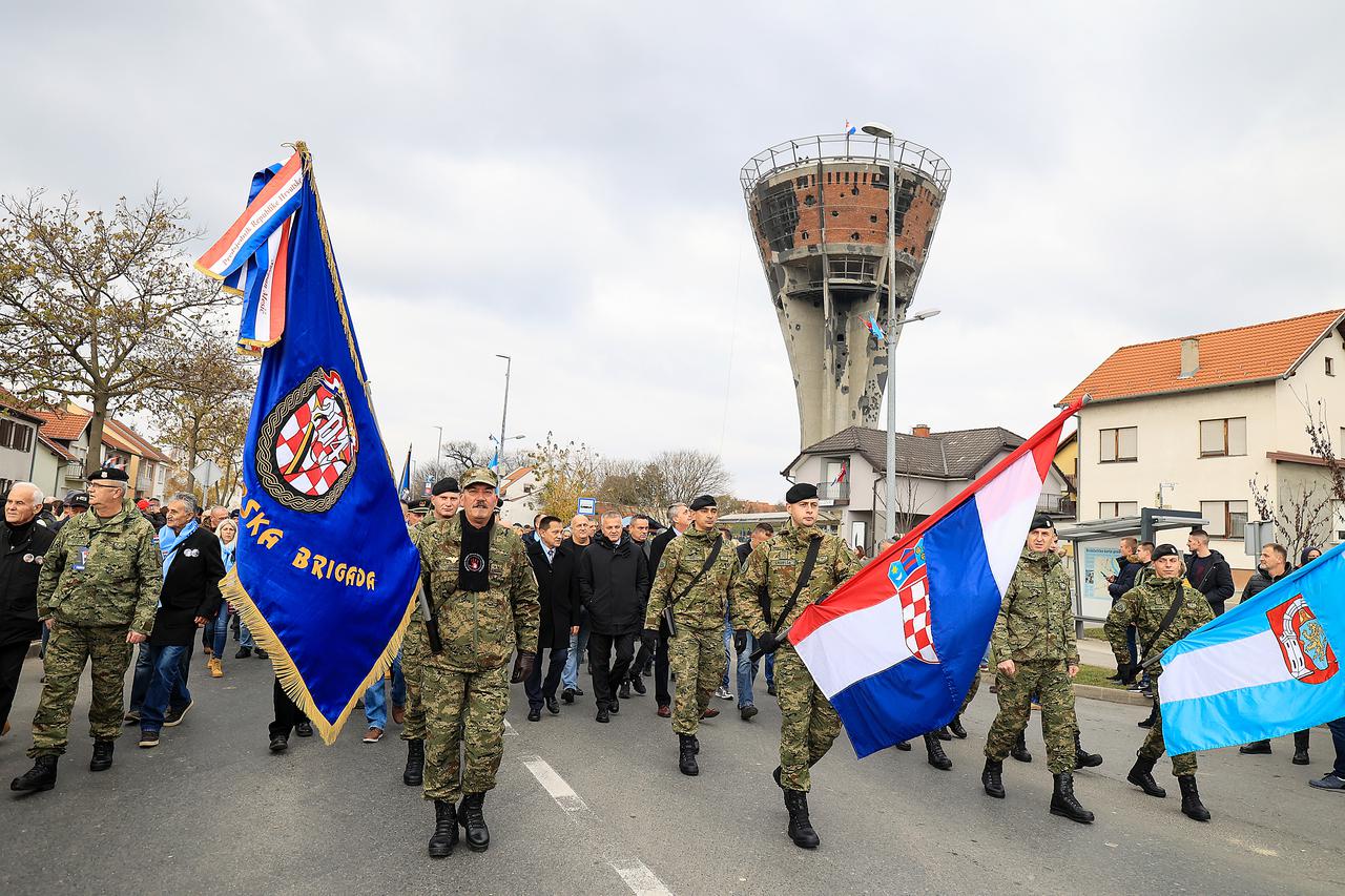 Kolona sjećanja krenula je prema Memorijalnom groblju hrvatskih branitelja iz Domovinskog rata