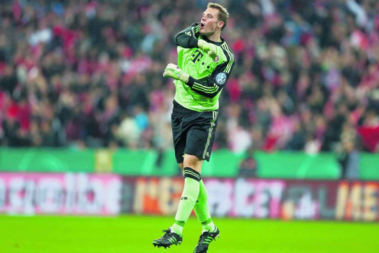 'Manuel Neuer of Bayern Munich celebrates a goal against Wolfsburg during their German soccer cup (DFB Pokal) semi-final match in Munich April 16, 2013.                 REUTERS/Kai Pfaffenbach (GERMAN