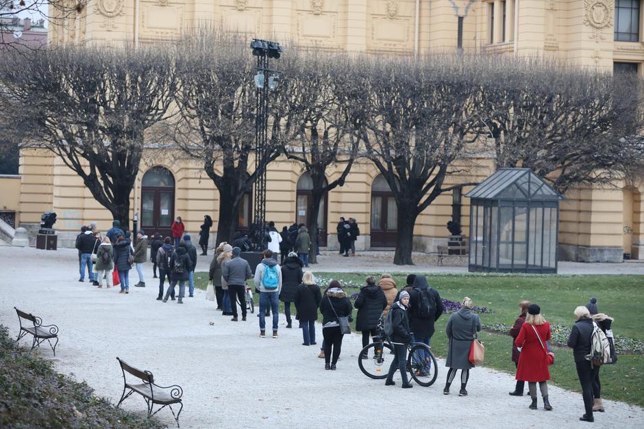 Zagreb: Redovi na testiranje za covid na Trgu kralja Tomislava