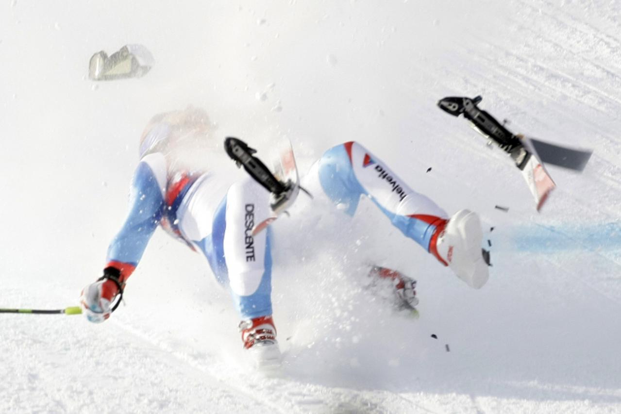 'RNPS IMAGES OF THE YEAR 2009 - Switzerland\'s Daniel Albrecht crashes on the Streif slope during the last practice for the Alpine Skiing World Cup downhill race in Kitzbuehel January 22, 2009. REUTER