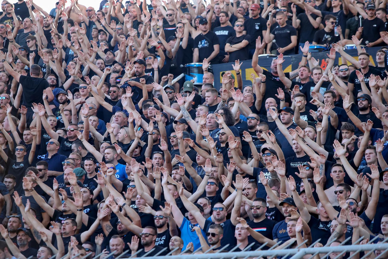 Pogledajte atmosferu na stadionu.