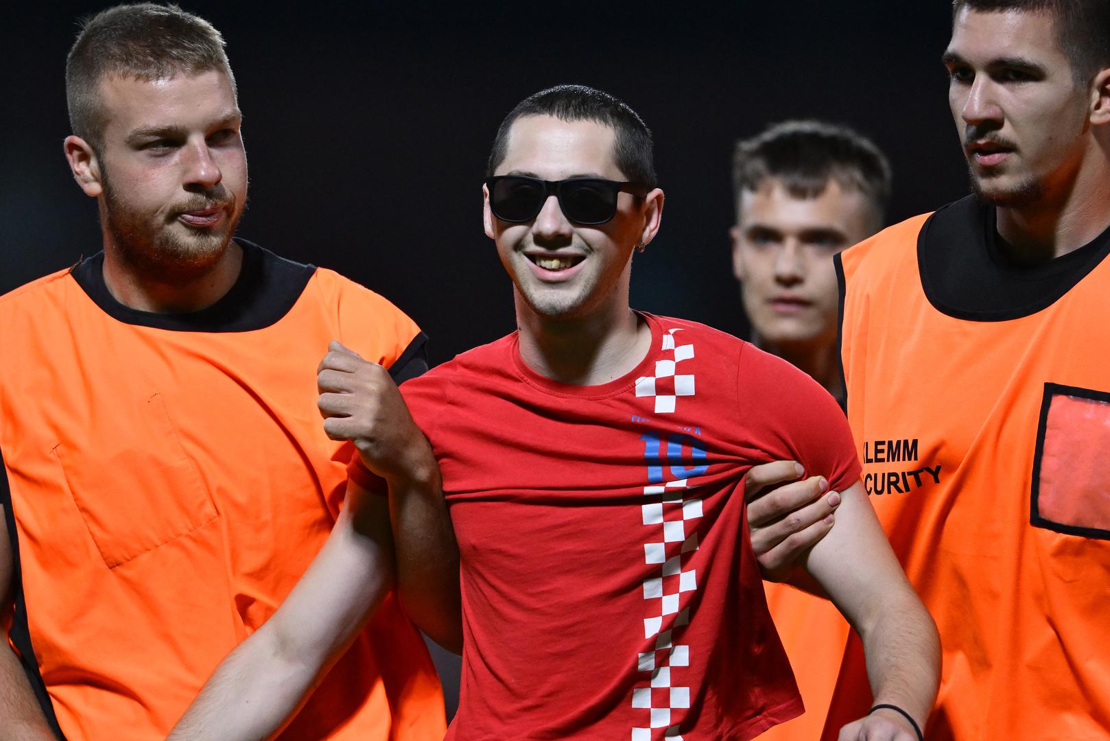 Zaštitari su brzo reagirali i odveli ga s terena.