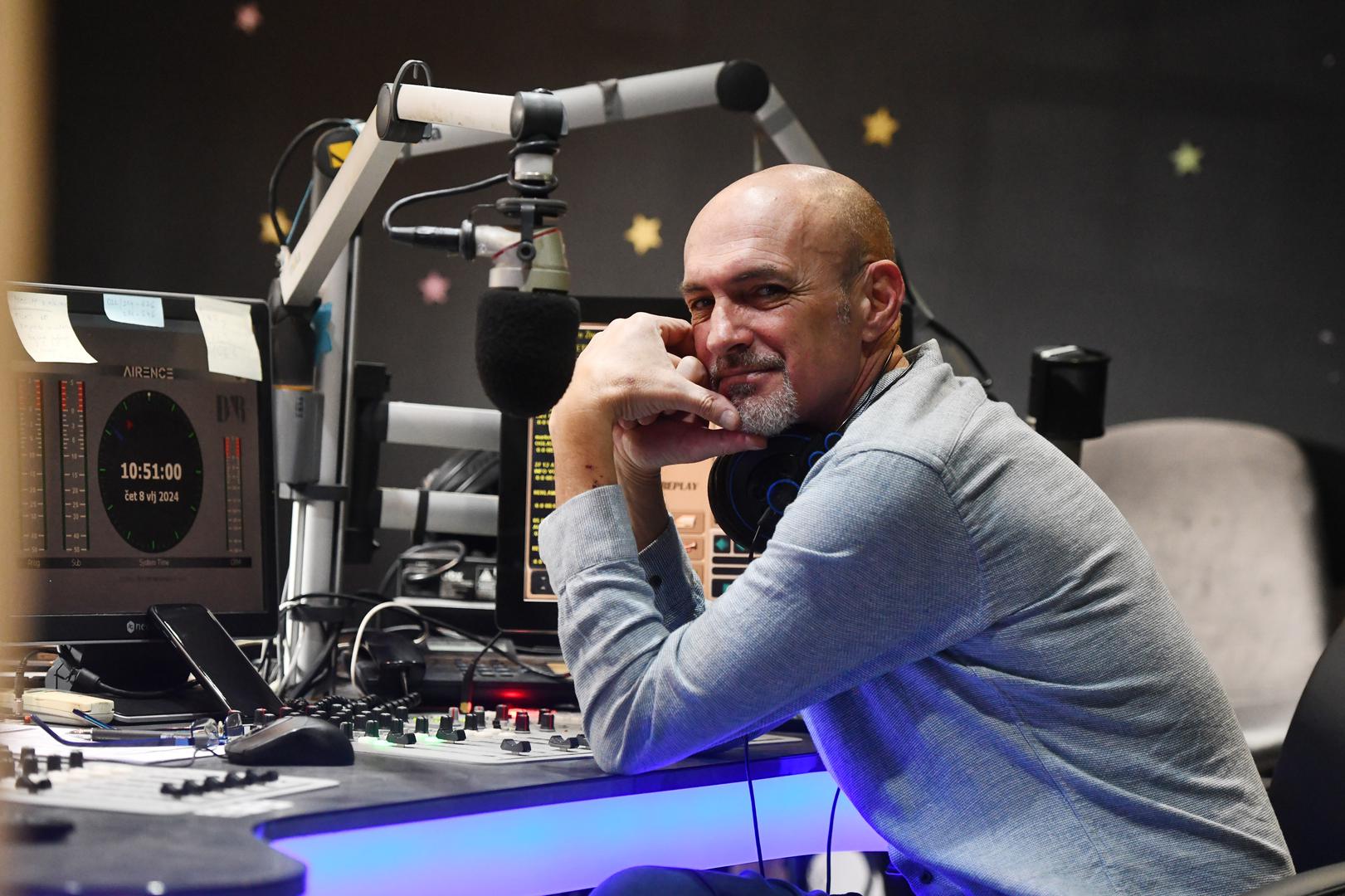 08.02.2024., Sibenik - Radijski voditelj na Radio Ritmu Josko Bonaci. Photo: Hrvoje Jelavic/PIXSELL
