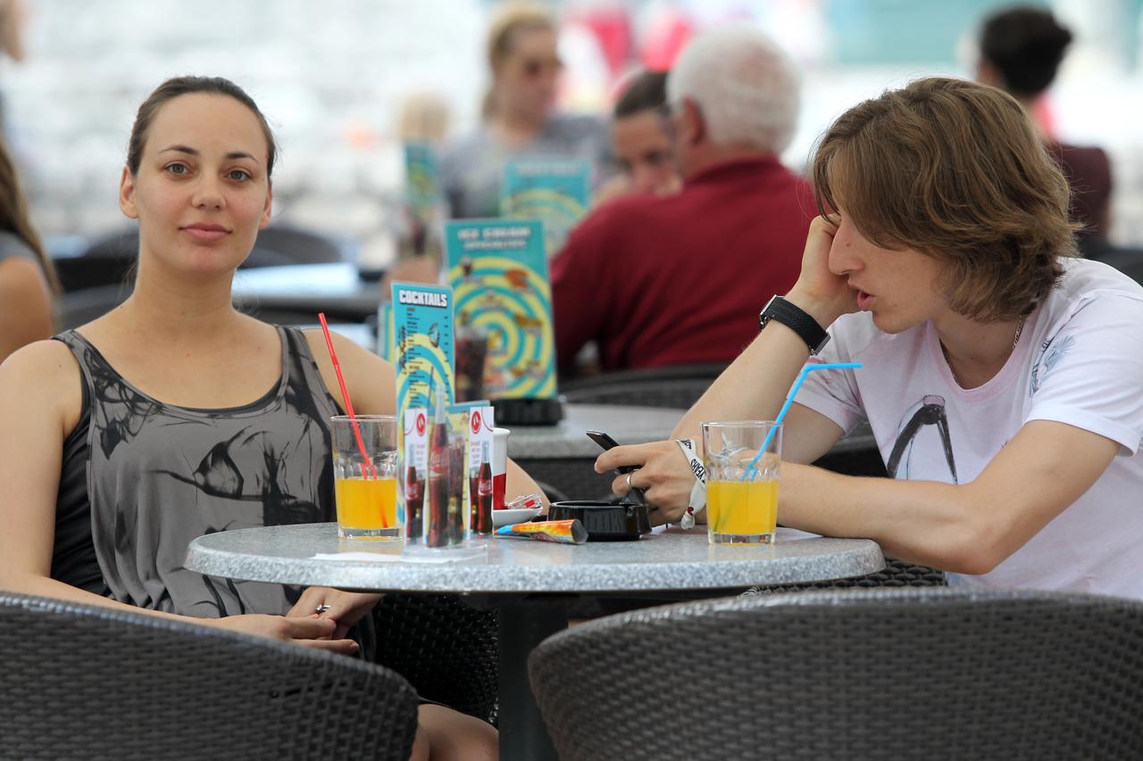 ARHIVA 2010. Zadar: Luka Modri? sa suprugom Vanjom i prijateljima na pi?u na Kalelargi