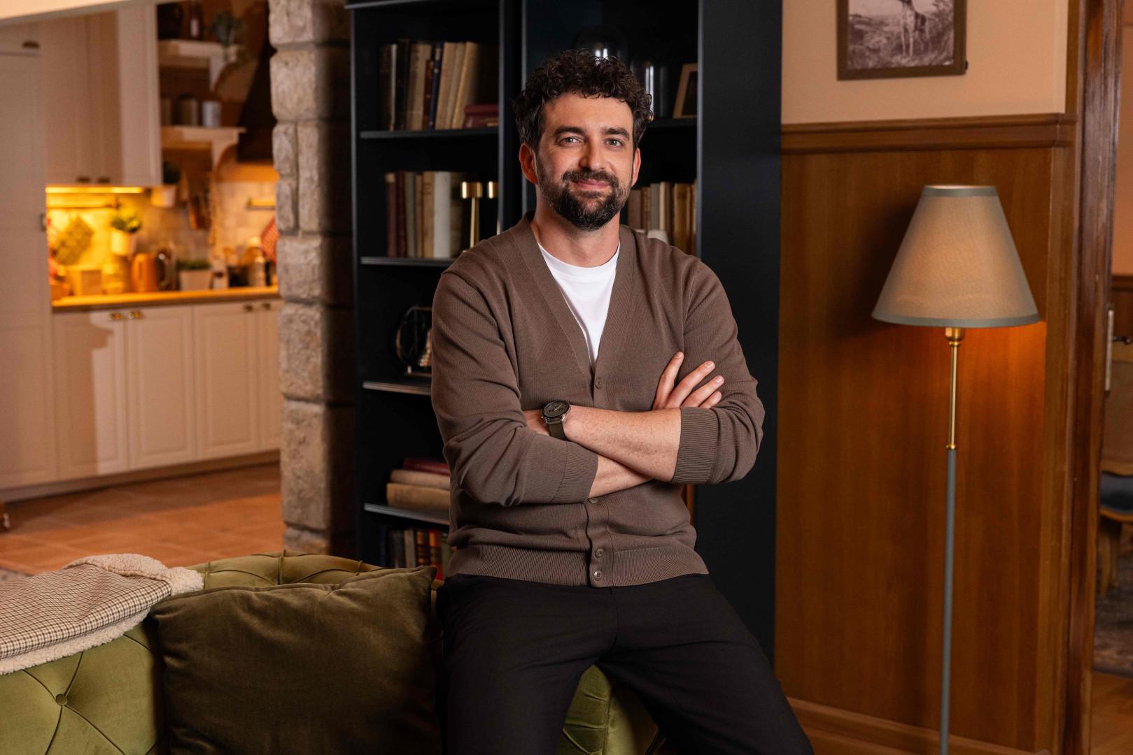 Filip Juričić u ulozi Vite već na samom početku ulazi u veliku životnu prekretnicu kada se sprema izgovoriti sudbonosno „da“ ženi koja ga voli. Riječ je o Lani, osebujnoj i temperamentnoj ženi koju utjelovljuje Lena Medar, a upravo je njezina nepredvidivost čini jednom od zanimljivijih karika ove priče. „Jako mi je zanimljiva i zabavna. Može djelovati bezobrazno, međutim, za mene ona nije tako negativna. Ona je jednostavno osoba koja stavlja sebe na prvo mjesto“, otkriva glumica.