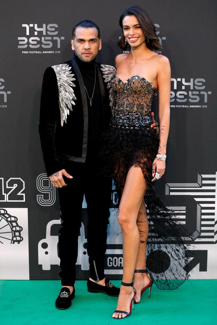 Brazilski reprezentativac i član PSG-a Dani Alves u londonski Royal Festival Hall stigao je sa suprugom Joanom Sanz koja je ukrala pozornost  na crvenom tepihu. Nogometaš i manekenka vjenčali su se u tajnosti 2015. godine na Ibizi nakon tri godine veze. Medeni mjesec proveli su u  Parizu.