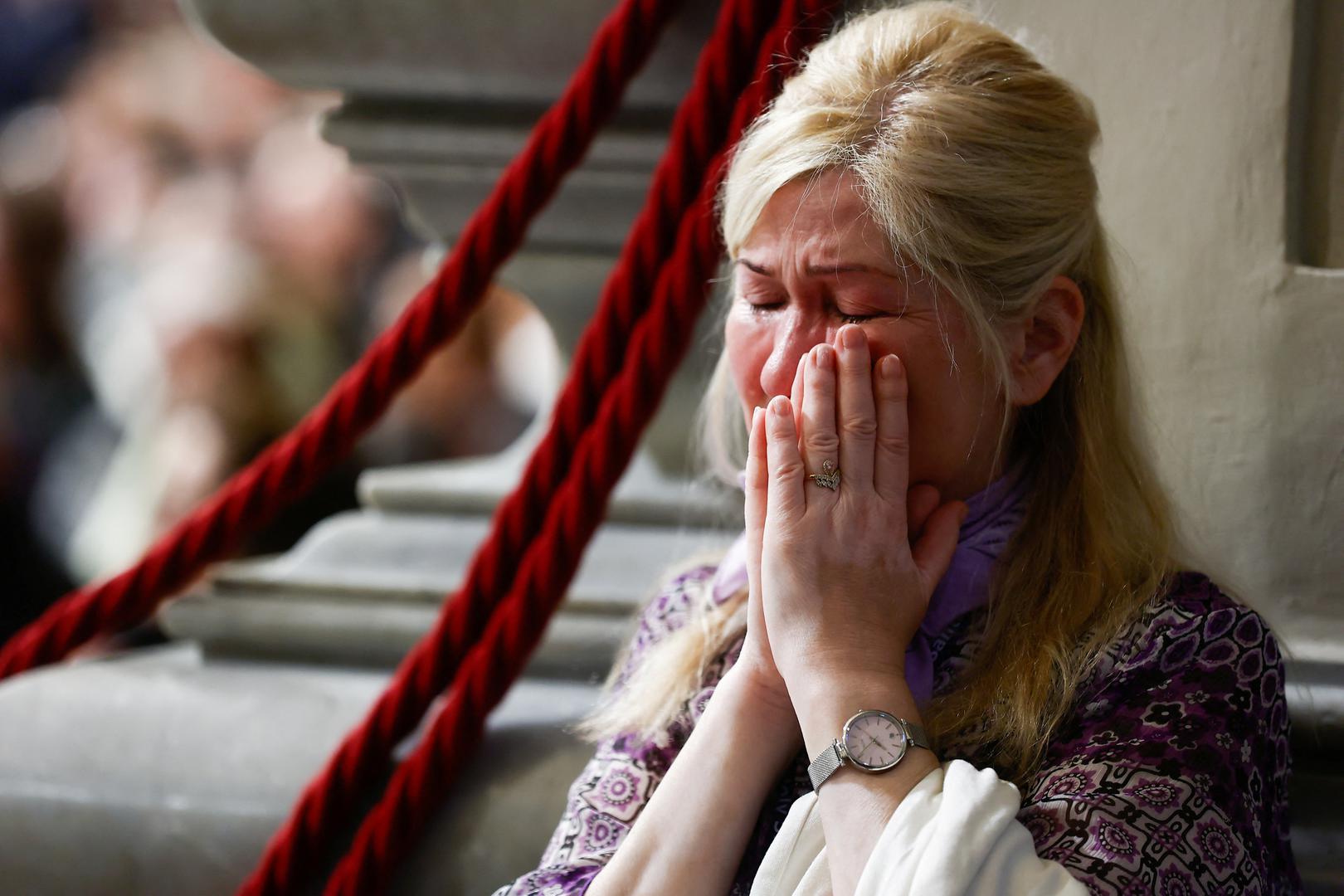 Na Trgu svetog Petra u Vatikanu okupljaju se tisuće vjernika. 