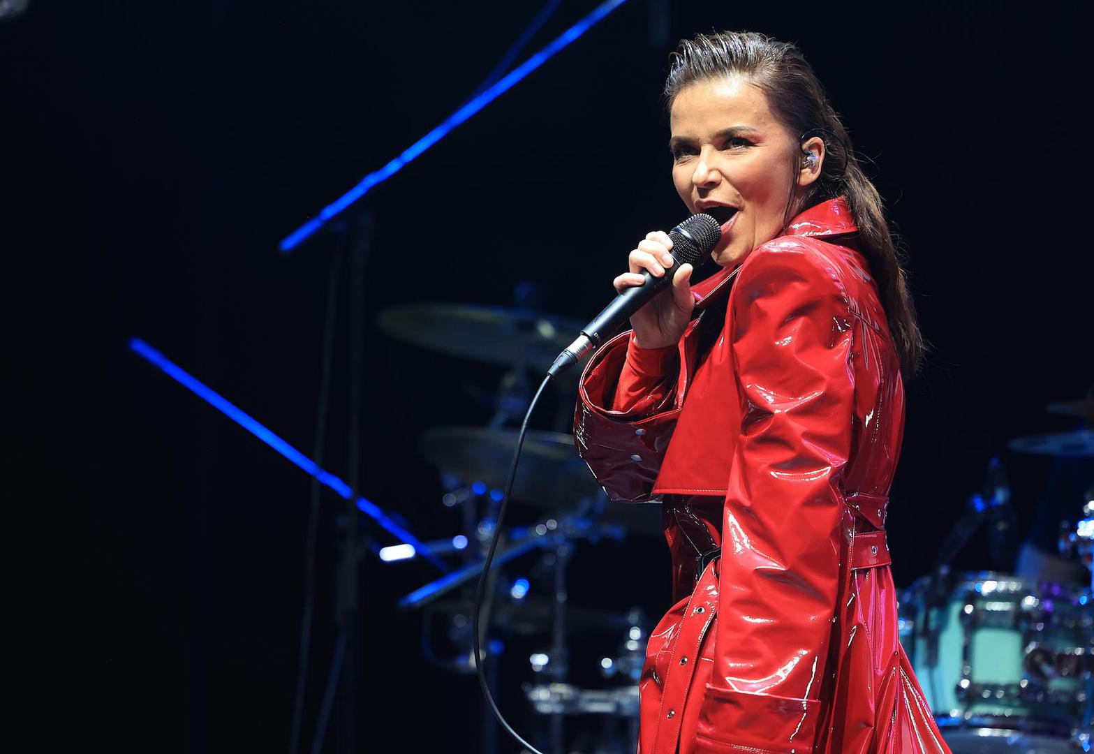 „Ova večer je za mene velika iz više razloga. Novi početak. Jedna divna večer i jedan veliki, veliki koncert. Sve se fuzioniralo na najljepši način, od organizacije i produkcije, mog benda, generacija koje su kao jedna disale zajedno i pjevali sa mnom od prvog do zadnjeg stiha, do činjenice da je sve bilo obojeno tom jednom humanom notom, budući da je koncert dio projekta Pokaži srce, koji se brine o mladim sportašima i unaprjeđenju njihovog zdravlja“ - nije krila emocije pjevačica nakon što je sve završilo.