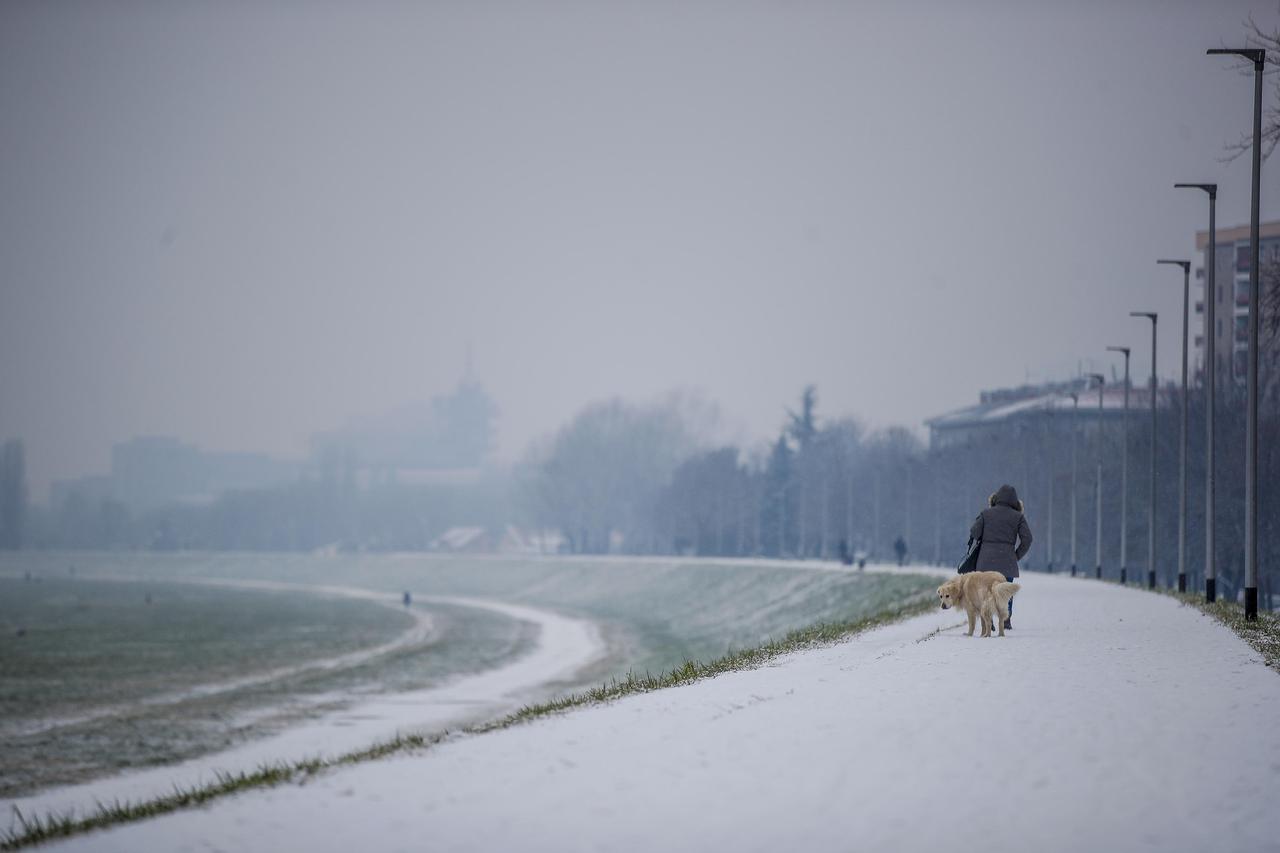 Zagreb: Nasip uz Savu prekriven snijegom koji još uvijek pada