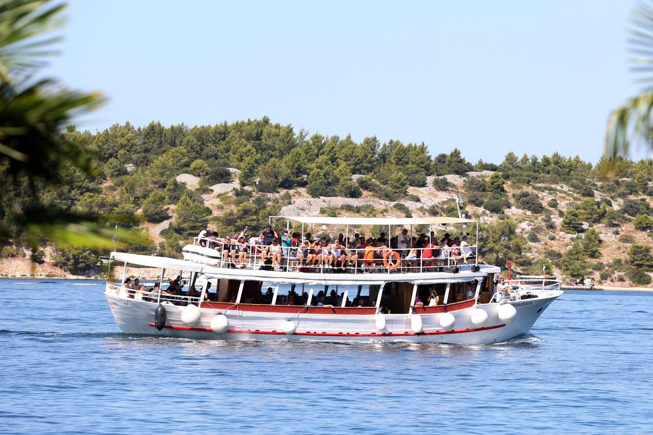 Šibenik: Turisti razgledavaju znamenitosti grada