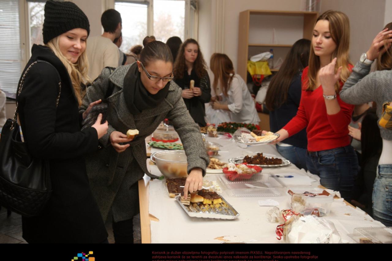 '21.12.2012., Karlovac - Ucenici i nastavnici organizirali tradicionalni Bozicni sajam na kojem prodaju kolace, ukrase, cestitke i drugo za pomoc obiteljima svojih kolega. Photo: Dominik Grguric/PIXSE