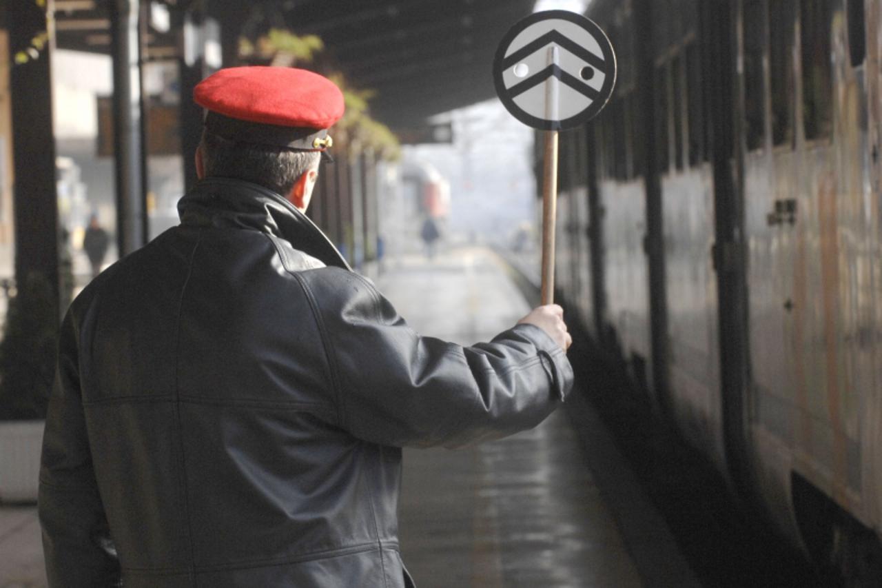 \'zagreb...271107  zeljeznica....glavni kolodvor..prometnik...hz..  snimio miso lisanin\'