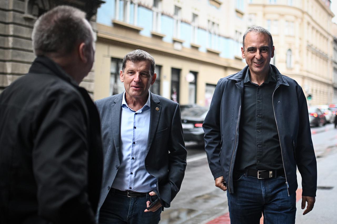 Zagreb: Dolazak članova HDZ-a na zajedničku sjednicu Predsjedništva i Nacionalnog odbora