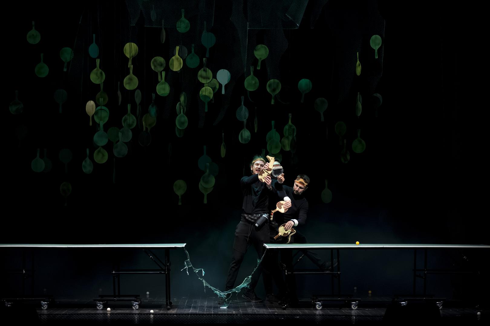 U predstavi igraju Gordan Marijanović, Grgur Grgić, Ivana Vukićević, Srđan Kovačević i Tena Milić Ljubić